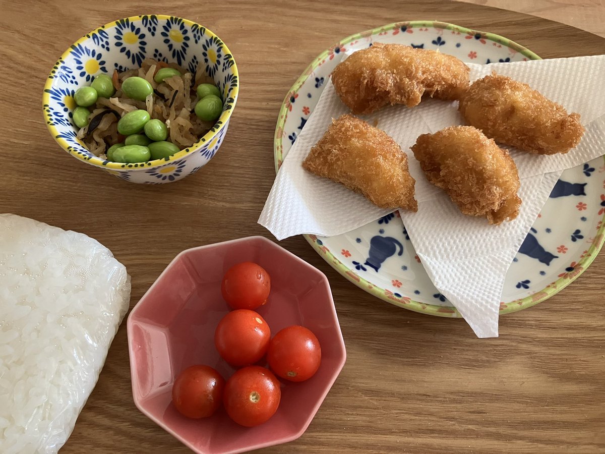 aorin5114's tweet photo. お昼ご飯

切り干し大根の煮物に枝豆をトッピング
ヒラメのフライ
🍅

ヒラメのフライ初めて食べた〜
身がきめ細やかでふわふわ触感
なんだね〜🐟(  ˊ͈ ˙̫ ˋ͈ )

#おうちごはん https://t.co/9jZ2UIcx5D