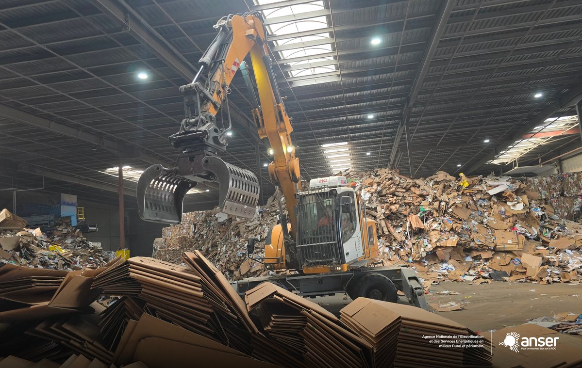 anser_rdc's tweet photo. 🌱 #WasteToEnergy : l’@ANSER explore la valorisation des déchets pour produire de l’électricité⚡️🇨🇩

Du 6 au 11 septembre 2026, une délégation d’experts de l’ANSER a effectué une mission d’étude clé aux Pays-Bas 🇳🇱. De passage par Apeldoorn, Emmen, Twist, Appingedam et Hengelo, l'équipe a exploré des technologies de pointe : recyclage, méthanisation, incinération et production de biogaz 🔄🔥.

Cette initiative s’inscrit pleinement dans la vision du Chef de l’État, Félix Antoine TSHISEKEDI TSHILOMBO, impulsée par le Ministre des Ressources Hydrauliques et Électricité, et concrétisée sous la conduite du Directeur Général de l’ANSER, M. Cyprien Musimar 👏.

Le double enjeu pour l’ANSER :
🚮 Assainir nos milieux urbains et périurbains en luttant contre l'insalubrité.
💡 Diversifier le mix énergétique et alimenter les réseaux décentralisés en zones rurales et périurbaines.

🤝 De la prospection au projet concret !
L’ANSER et le consortium Waste Management Technology Holding BV finalisent la signature d’un contrat pour un projet pilote de 4,5 MW !

Actuellement, l’ANSER finance les études d’ingénierie et d’impact environnemental 📑. Sur la base de ces résultats, le consortium mobilisera les financements nécessaires à la construction de la centrale 🏗️🔌.

Demain, nos déchets ne seront plus une menace environnementale, mais un moteur de développement ! 🌍🚀

#ÉlectricitéPourTous #ÉnergieRenouvelable #RDC #Innovation #TransitionÉnergétique #recyclage #biogaz