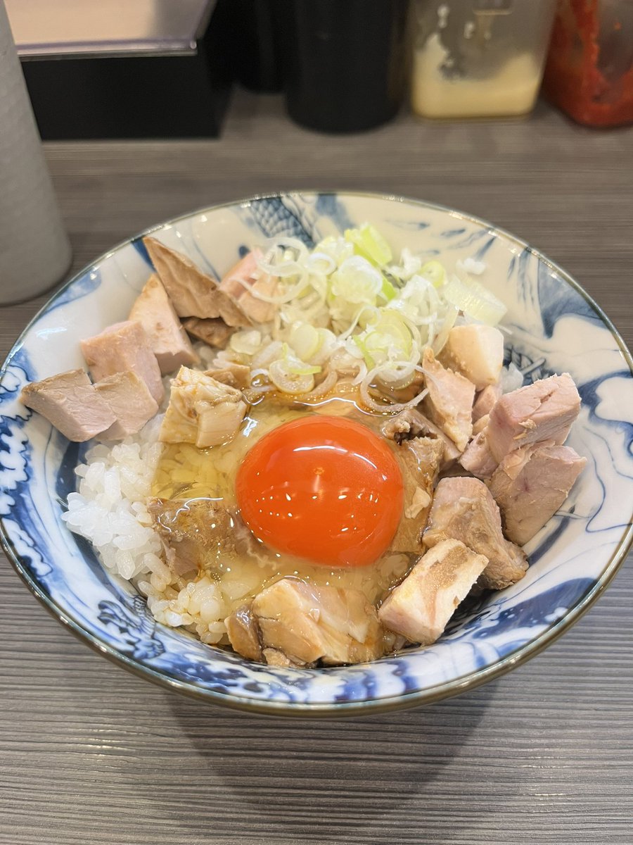 uratan0329's tweet photo. 裏武蔵家 西千葉本店

ラーメン 硬め
東の匠SPFポーク(ロース､バラ)
海苔(🅿️サービス)
半TKG

5年前の七夕に来た以来2回目の訪麺🍜

カエシキレッキレのスープうんめえな😋
3種類のチャーシューはどれも美味くて1番が選べん☺️

TKGにはだいぶ感動した！！海苔巻き最高🤤
8周年おめでとうございます！ https://t.co/ykAFlrRx2L