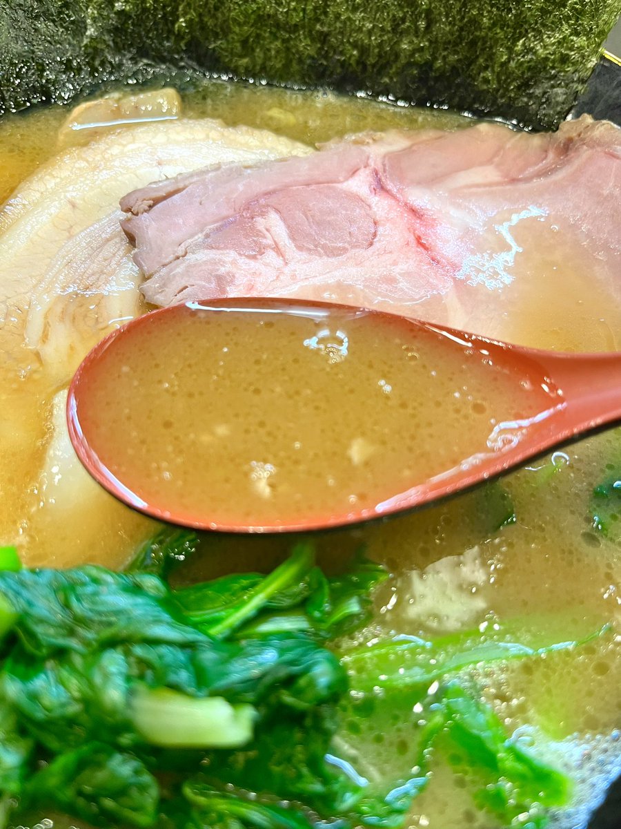 uratan0329's tweet photo. 裏武蔵家 西千葉本店

ラーメン 硬め
東の匠SPFポーク(ロース､バラ)
海苔(🅿️サービス)
半TKG

5年前の七夕に来た以来2回目の訪麺🍜

カエシキレッキレのスープうんめえな😋
3種類のチャーシューはどれも美味くて1番が選べん☺️

TKGにはだいぶ感動した！！海苔巻き最高🤤
8周年おめでとうございます！ https://t.co/ykAFlrRx2L