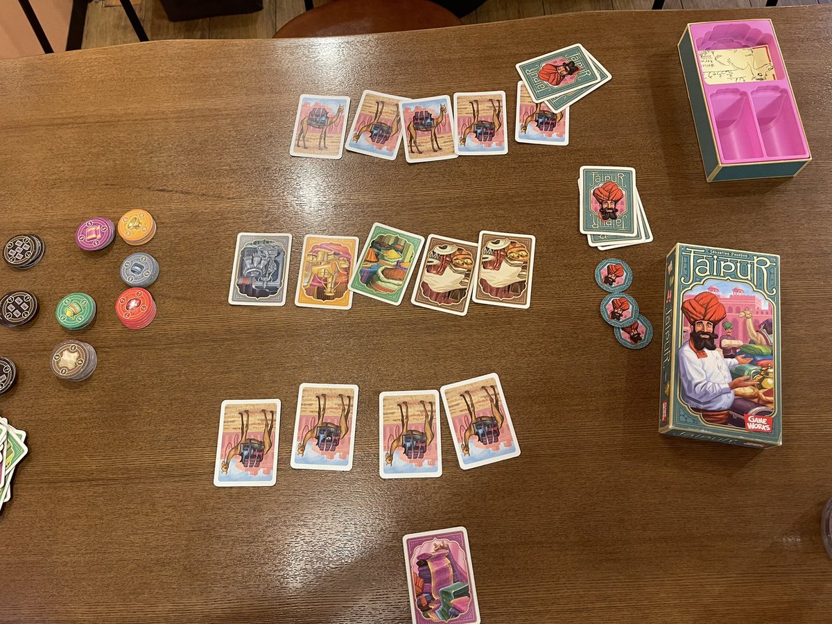 boadgameX's tweet photo. 先日カフェで遊んだ　#ボードゲーム　は　#ジャイプル　です。
インドの都市を舞台に2人の商人が富を競い合う、2人専用カードゲームです。マハラジャ（王様）の専属商人になるため、市場で品物を仕入れ、タイミングを見計らって売却し、相手よりも多くのルピー（お金）を稼ぐことを目指します。 https://t.co/4v2TG84i1z
