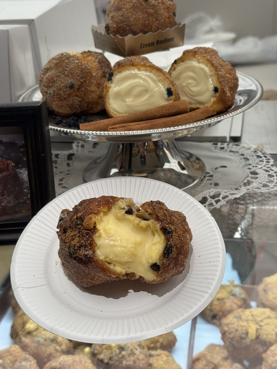 chocokuncom's tweet photo. 9月16日（水）、東京駅・グランスタ東京に「ÉRIE T.（エリートーキョー）」がオープン。ここで絶対に食べてほしいのが、『クリーム ベルリーナ』。ドイツの伝統的な揚げパン"ベルリーナ"をベースに、シュークリームのような濃厚クリームをたっぷり詰めた進化系生ドーナツです。 https://t.co/Q2rfNXLR07