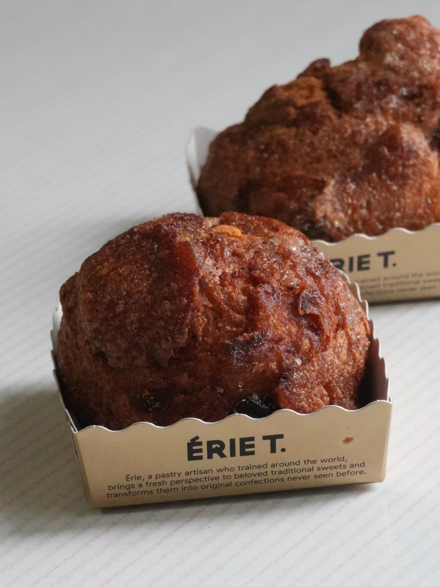 chocokuncom's tweet photo. 9月16日（水）、東京駅・グランスタ東京に「ÉRIE T.（エリートーキョー）」がオープン。ここで絶対に食べてほしいのが、『クリーム ベルリーナ』。ドイツの伝統的な揚げパン"ベルリーナ"をベースに、シュークリームのような濃厚クリームをたっぷり詰めた進化系生ドーナツです。 https://t.co/Q2rfNXLR07