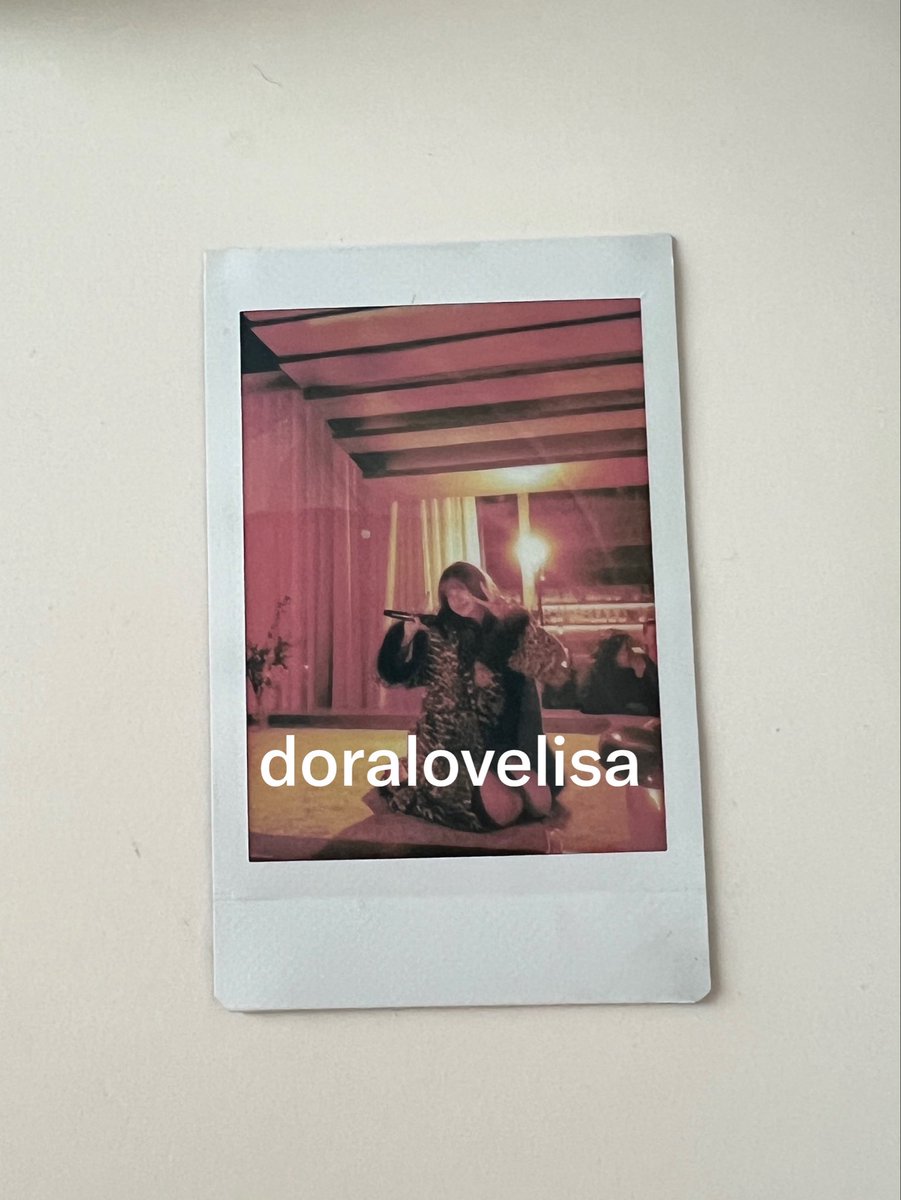 Doralovelisa's tweet photo. คิดว่าทุกคนคงได้อ่านสปอยส์ในงานช่วงที่โดนยึดทรศมาบ้างแล้ว งั้นเราขอพูดแค่ในพาร์ทน่ารักๆละกัน 

• ลิซ่าบอกรักลิลลี่ทุกคนทั้งที่อยู่ในงานและที่ไม่ได้อยู่ในงาน แล้วพูดขอบคุณอยู่อย่างนั้น แล้วน้องน้ำตาซึม ส่วนลิลลี่น้ำตาแตก
• ตอนเปิดเพลงในบั้ม press play พอเพลงจบก็อ้อนวอนขอพี่อลิสให้เปิดเพิ่ม เพื่อเอาใจพี่ๆลิลลี่ ชีตามใจพี่ๆมากถึงมากที่สุดเท่าที่จะทำได้ และน้องก็น่ารักขออนุญาตพี่อลิสทุกครั้งทุกเรื่อง แล้วพี่อลิสก็ใจดีมากๆ (ฉันรักเขา)
• ชนแก้วกันไปแล้วกี่รอบจำไม้ได้ แต่ระหว่างทางน้องลิซก็ขอให้เลี้ยงเหล้าพี่ๆลิลลี่เพิ่ม บอกขอคนละ3ชอตได้ไหม จะเติมอยู่อย่างนั้นกลัวลิลลี่ไม่เมา
• นอกจากลิซ่าชนแก้วกับพี่ๆไปทั่วแล้ว น้องเองก็โดนเหล้ากรอกปากค่ะ โดยพี่ๆสักคนนึงในนี้จำหน้าได้แต่จำชื่อไม่ได้(เฉลยตัวด่วน) พี่เขาขออนุญาตอย่างน่ารักนะคะ แล้วน้องก็เล่นด้วยไม่มีคำว่าปฏิเสธ 😂
• เพลง leave with me คือเพลงพิเศษในหนังไม่อยู่ในบั้ม น้องบอกให้เตรียมทิชชู่ไปด้วยเยอะๆ
• ตอนที่น้องพูดความในใจ น้องพูดออกมาจากใจจริงๆว่าต้องการพิสูจน์ให้ทุกคนเห็นว่าน้องก็ทำได้ 😭😭😭 (ช่วยใจดีกับน้องกันด้วยนะคะ อันนี้ดอร่าขอ)
• น้องต้องการปีนโต๊ะเพื่อเอนเตอร์เทนพี่ๆ ชีน้องเลยขออนุญาตพี่อลิส อ้อนวอนทำหน้าน่ารักมาก แต่พี่อลิสไม่โอเคในตอนแรกจึงขอเชคความปลอดภัยก่อน พอเชคว่าแข็งแรงดีชีน้องขึ้นเลย เต้นไปสักพักชีถอดเสื้อคลุมทิ้ง ทิ้งจริงแบบทิ้งพื้น5555 พี่อลิสเข้ามาชาร์ตในทันที ชีนั่งจ๋องเลย 55555 ตามรูป 

**รูปนี้ได้รับอนุญาตจากน้องและทีมงานแล้วนะคะ เป็นรูปจากกล้องโพลาลอย ตอนนั้นขอน้องว่าขอถ่ายได้ไหม น้องพยักหน้ายิ้มหวานแล้วชูสองนิ้วให้เลย (นี่เลยเก็บไว้รูปนึงให้น้องรูปนึง) 

เจ้าเด็กมันน่ารักขนาดนี้แหละ แล้วเป็นยังงี้มาตั้งแต่ DAY1 เราจะพยายามถ่ายทอดความน่ารักของน้องส่งให้ถึงทุกคนให้ได้มากที่สุดเท่าที่จะทำได้นะคะ 

รักหนูที่สุด @wearelloud 💖

ขอบคุณงานดีๆแบบนี้จากทาง @sonymusicth 💕
#LISAxSonyMusicThailand
#LISA_ListeningEvent