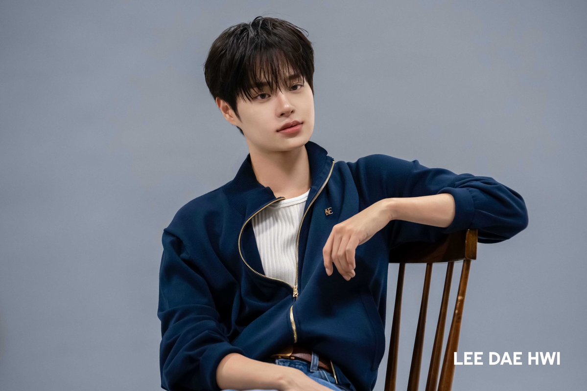 daehwigallery's tweet photo. how is he even real…?

#이대휘 #DAEHWI https://t.co/VCHxdA6BpO
