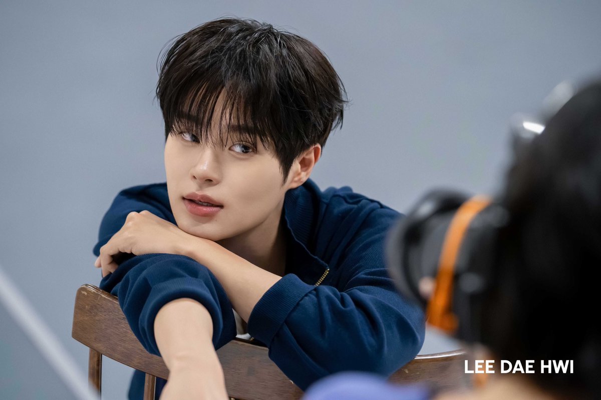 daehwigallery's tweet photo. how is he even real…?

#이대휘 #DAEHWI https://t.co/VCHxdA6BpO