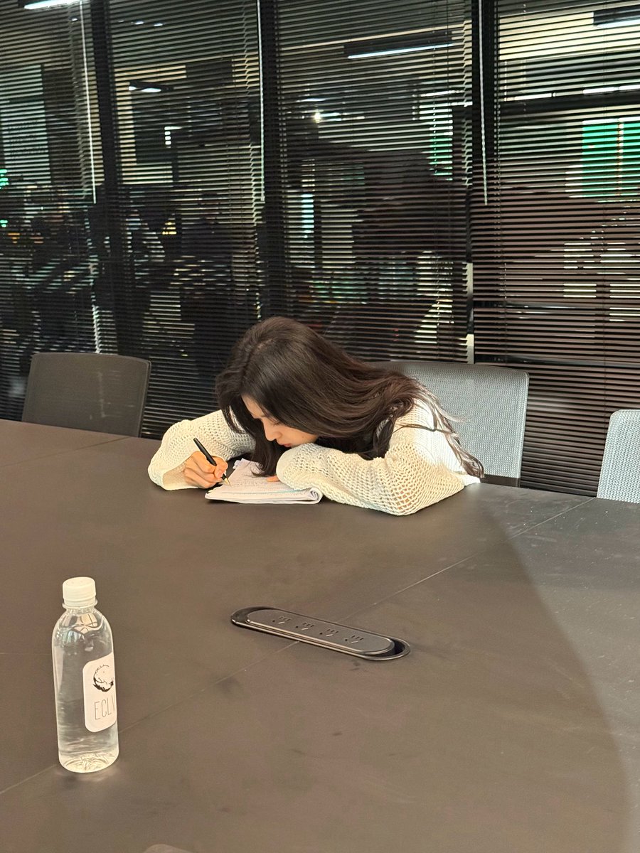 rruonans's tweet photo. #SunQian bids farewell to Shang Zhitao and #TheEarlySpring #早春晴朗 🍑 (1/2)

how did shang zhitao come to know you?

i think it might start with her name. the first time i saw her, it was a densely packed name, so seemingly “soft,” yet it contained resilience, courage, sensitivity, humility, and an indomitable spirit… so many seemingly mismatched words. perhaps i was wrong. you can’t understand a person from their name alone. so i searched further, and gradually i saw her face clearly. “outstanding yet not so outstanding” i think this phrase means cute and charming. later, i heard her say, “i’m from harbin, now i’m a migrant worker in beijing. i can endure hardship, i'm not afraid of being tired.” i secretly thought, this girl is so much like me. i really like her.

luckily, we gave each other our hearts, spent time together, resonated with each other. the three months passed both quickly and slowly. i was slow to warm up, and so was she. her story became my memory, and my memory has her image, intertwined, and at some point, we couldn’t distinguish between them. i think i should take responsibility. i’ve read your story, donned your clothes, and lent you my eyes. i wish i could temporarily become you. please let me briefly and immersively experience her life.

we met in early autumn, and we ended in early autumn, but don't forget, we are early spring. so, as long as i want, it will always be sunny.

i never dared to imagine such a wonderful thing could happen to me. thank you everyone for loving me, thank you all for loving me even more than i love myself.

shang zhitao, you have a sincere heart and give selflessly. even if others can’t see it, fate will not let you down. even if it rains today, it will always be sunny.

“🍑❤️.”
