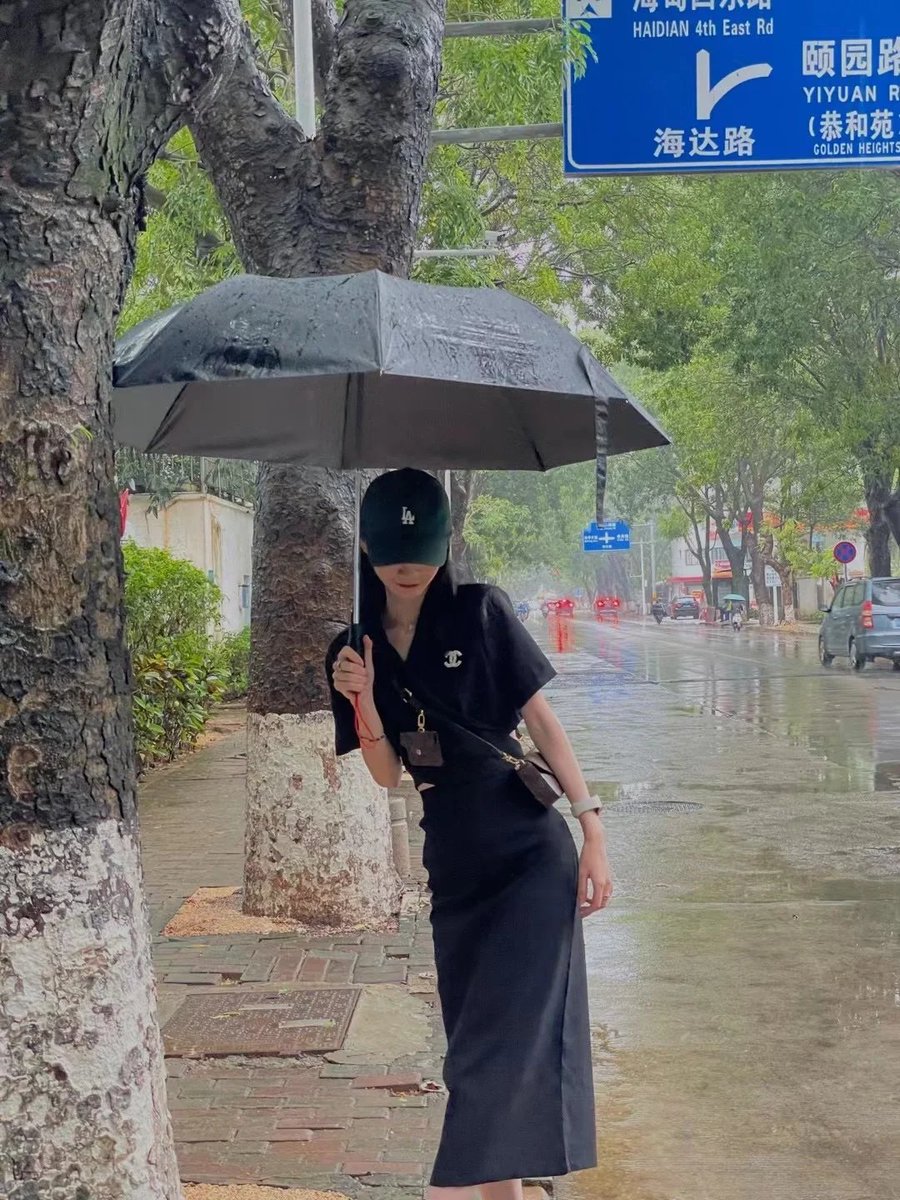 SheryllReuvr's tweet photo. A stranger held the door for me in the rain today, handed me a warm cookie they had, and said “You look like you could use a little pick-me-up.” Small kindnesses make the whole world softer. https://t.co/48HxUIT9Ty