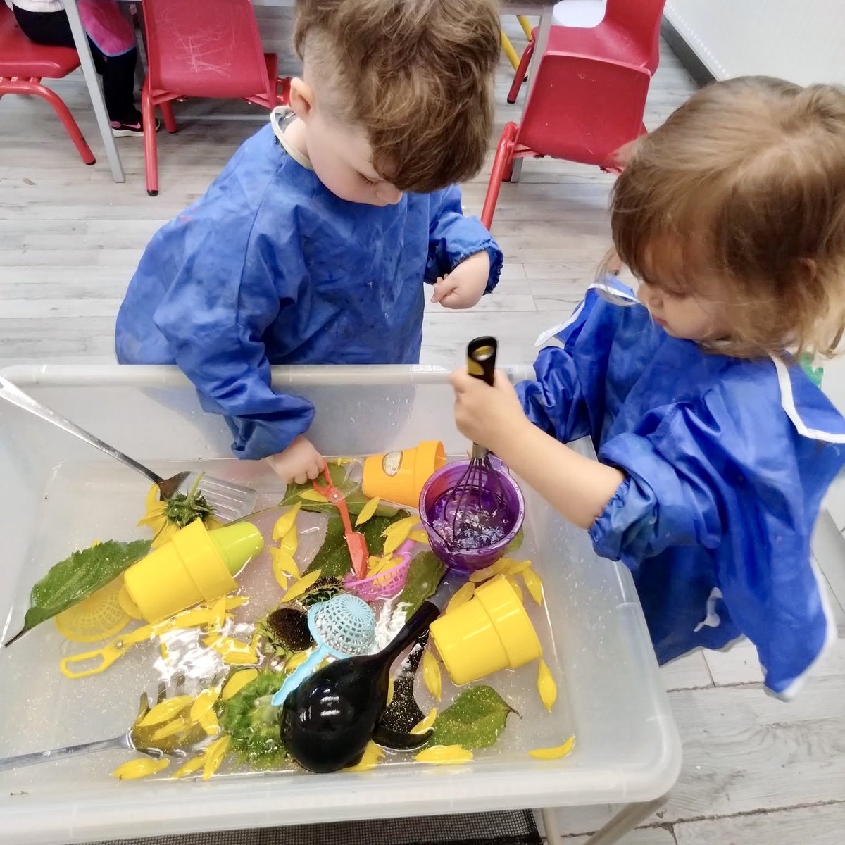 EvolutionChildC's tweet photo. 🌻 Harvest Learning 🌻

A week of #exploring, creating &amp; learning! The children explored textures, developed their fine motor skills, created #sunflower artwork and even made sunflower soup! 

They also practised #counting, measuring and comparing, via real world experiences. https://t.co/gG3xZwSVWh