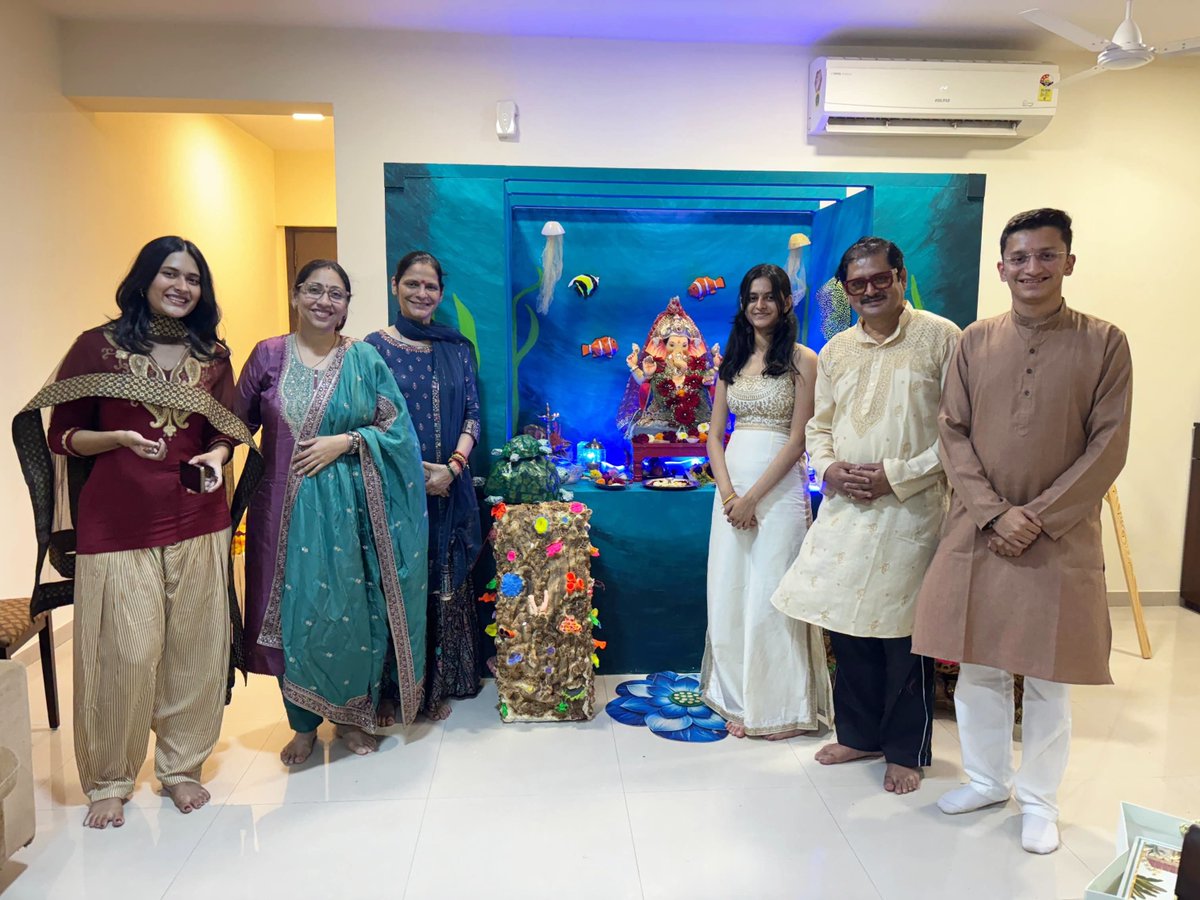 snehadubepandit's tweet photo. Visited their beautiful home to seek Bappa’s blessings. 🙏✨ It was wonderful meeting such a warm family and spending time with the incredibly talented and brilliant actor. ❤️

Ganpati Bappa Morya! 🌺🙏

@RohitashvG https://t.co/Ahq7pOG45X
