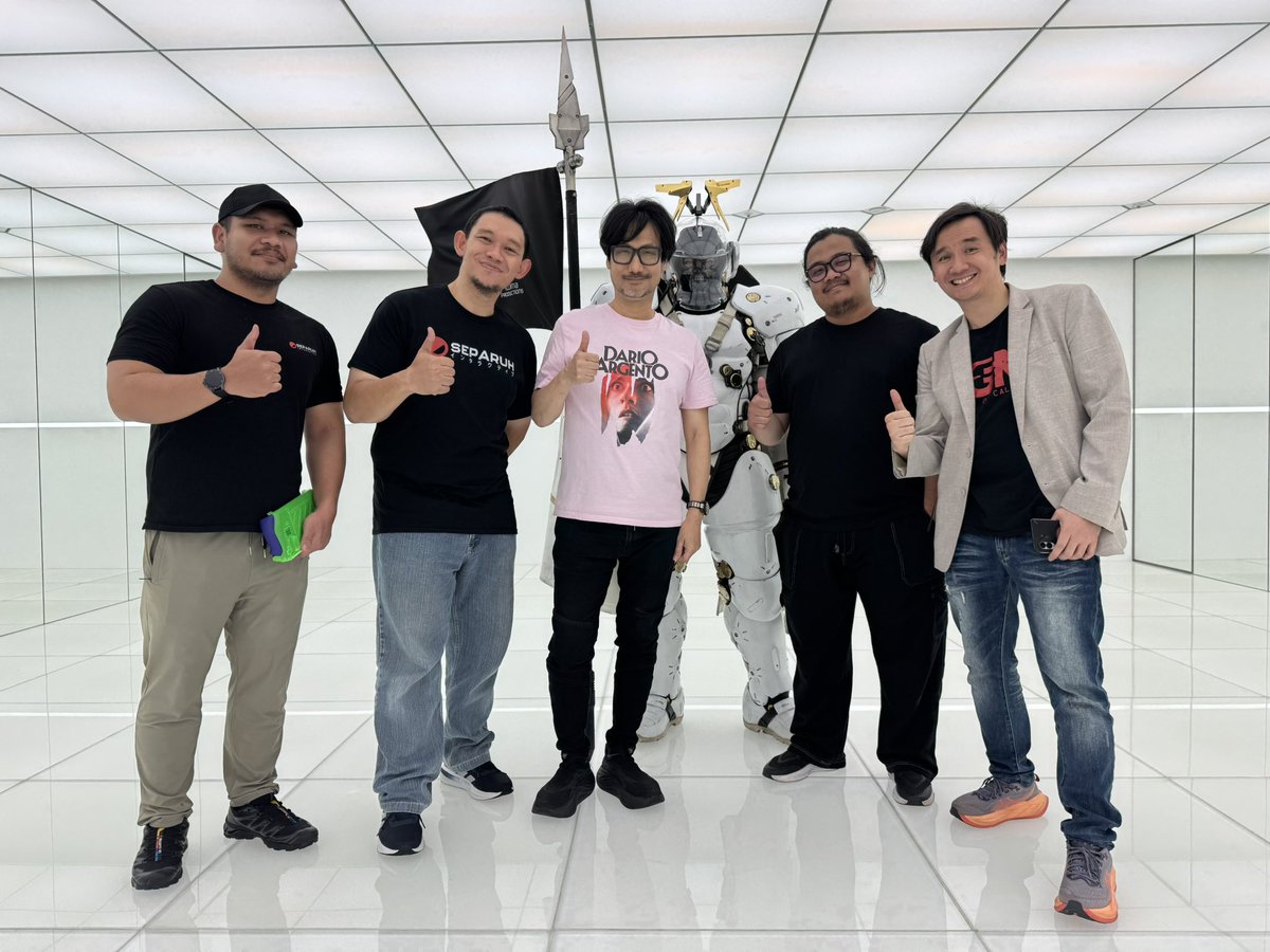 Kojima_Hideo's tweet photo. Separuh Interactive のみなさん。Leo Averoさん — Creative Director、Kusumaさん — Technical Director
Yudiさん — Business Director
Bayuさん — Marketing Directorと。 https://t.co/S19yM8G3i6