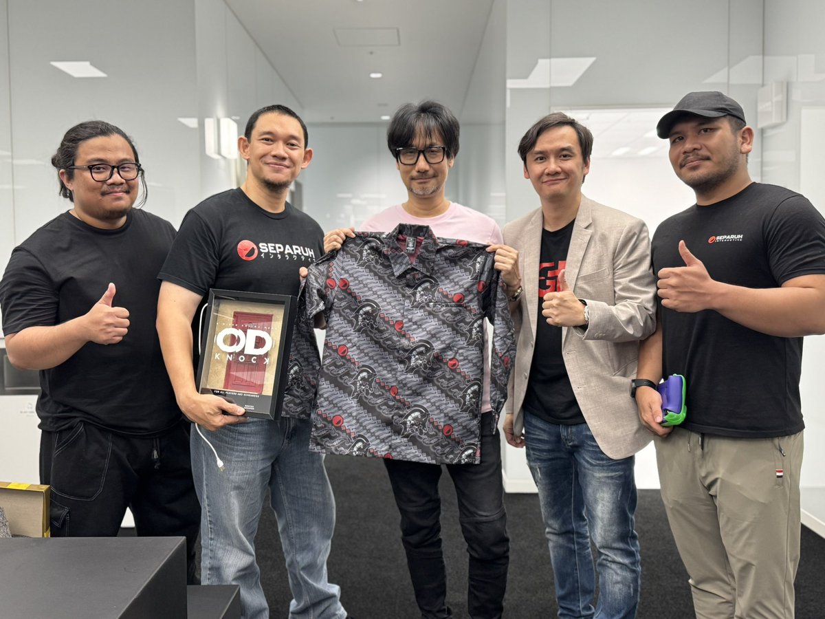 Kojima_Hideo's tweet photo. Separuh Interactive のみなさん。Leo Averoさん — Creative Director、Kusumaさん — Technical Director
Yudiさん — Business Director
Bayuさん — Marketing Directorと。 https://t.co/S19yM8G3i6