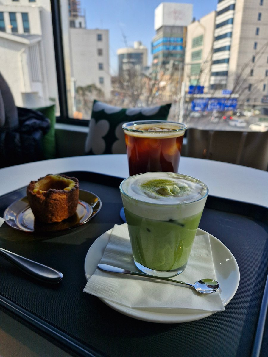 hyeon00yy's tweet photo. 대전 왔으면 빵도 사고 맛집도 갔다가 카페에서 좀 쉬어야겠죠?
인스타 커피계정으로 2천명 이상 찍었던 브레드씨가 대전카페 추천해드립니다!
별로인 카페는 자체 필터링 완료했습니다. 
대전 분들 커피 맛있는 카페 추천 해주세요~
(⭐️표시는 또 갔거나 갈 것 같은 카페)

📍둔산/탄방

📌오디너리 프로젝트 카페 ⭐️
나만 알고 싶은 비밀 카페인데.. 공간이 진짜 미치도록 아름다움
첫번째 사진인데 통창이라 계절의 변화를 느낄 수 있음
커피도 물론 맛있고 가구쇼룸겸 카페라 의자, 책상 하나하나 너무 예쁨
대전 롯백 성심당 근처라서 걸어갈 수 있음

📌홍익커피바 ⭐️
여기 분위기 진짜 댕미쳤음
분위기에 취하고 싶은 사람들 꼭 방문해보시길
맛있는 원두와 디저트는 덤 

📌 파사드 하우스
주택개조 카페인데 공간도 재미있고 커피도 맛있어서 무난무난한 카페

📌 7로파이 ⭐️
작은 카페인데 커피가 맛있고 분위기도 엄청 좋음
남선공원쪽 카페 추천

📌 컨사이스
공간이 엄청 예쁜데 좌석이 많진 않음
통창이라서 밖에 구경하기 좋은카페
의자가 엄청 편했음

📌 슬리피타운
통창뷰가 너무 예쁨
신기한 음료들도 있었고 커피맛도 괜찮음

📌 홀리크로스
대전사람이라면 무조건 아는 카페인데 음료가 특색이 있기보다는 공간이 예쁨

📌 히치카페
커피는 쏘쏘 이지만 일본식 디저트가 맛있었음
일본 갬성 느낄 수 있는카페

📌 톨드어스토리 (방문예정) ⭐️
영업시간 맞추기가 힘들어 아직 가보진 못했지만 엄청 유명한 로스터리카페임
집에서 내려먹은 원두를 떠올리면 매장 커피맛은 안먹어봐도 맛있음

📍중앙로/은행동/동구 (성심당 근처)

📌올드하우스 ⭐️
카페에서 내려다보는 경치가 너무 예쁘고 시즌마다 나오는 과일 디저트가 맛있음
성심당 갔다가 힘들때 쉬기 좋음

📌인히얼
커피는 정말 맛있는데 성심당 바로근처라 사람이 너무 많아서 좀 북적임 ㅜㅜ
리뷰쓰면 드립백 줘서 너무 좋았음 ㅎㅎ

📌사무실카페 ⭐️
공간도 예쁘고 커피랑 디저트도 맛있었음!
몇달전에 웨이팅 있어서 다른 카페 갔었던.. ㅜㅜ

📌스타벅스 대전 용운점  
알려지면 안되는 스타벅스 ㅜㅜ
스타벅스 대전 오노마호텔이랑 대전 TOP2 스타벅스다.
이렇게 예쁜 스타벅스는 전국에서도 손가락 안에 들어갈 것 같음
숲속뷰 스타벅스 방문 강추

📌쌍리 (방문예정)
아직 가보지 못했지만 브레드씨의 서칭결과 커피가 아주 맛있을 것 같음

📍중구

📌 팍스
커피도 맛있고 층고가 아주 높아 공간이 신기했던 기억이 남아있음

📍유성

📌 스타벅스 오노마호텔 ⭐️
진짜 여기는 꼭 가봐야한다.
호텔라운지에서 먹는 듯한 스벅커피!
진짜 경치가 미쳤음
아경보러 꼭 가세요

📌 코너스톤 H ⭐️
가격대가 있는 카페인데 맛있는 커피한잔과 크림브륄레를 먹을 수 있음
카페도 엄청 예쁨

📌 소수
카이스트 근처에 있는 티카페인데 간단하게 티마시면서 이야기 하기 좋음
티 맛있음

📌 리풀
충남대 근처인데 공간을 동화속 집처럼 꾸며놓음
데이트하기 좋은 카페

📌 은구비커피로스터스 ⭐️
공주에 있는 은구비 커피를 방문했었는데 커피 진짜 댕맛있음!!!
커피러버들 모여랏!!!

📍서구/도안동

📌 까사드 카페
카페 예쁘고 커피도 맛있음
야외 테이블이 있어 지금 같은 날씨에 좋을 것 같음

📌 곰에스프레소 본점 (방문예정)
사람이 많아서 아직 못가봤는데 평균이상 커피맛을 보여줄 것 이라 생각하는 카페

📌 향옥찻집
할매입맛인 사람들모여~~ 
디저트랑 음료 모두 할매입맛을 위해 모아놓은 카페 ㅋㅋㅋㅋ
가끔 가면 맛있게 먹습니다

📌 브루힐 ⭐️
커피도 맛있고 공간도 예쁨!
나만 알고싶은 동네카페

📌 투데이엣 ⭐️
드립커피를 시켰던 것 같은데 탄산수를 내어주는 근본 로스터리카페
커피맛 완전 보장!

📌 뉴턴
평일 오전에 혼자와서 책읽고 싶어지는 카페

📌 목수정 서쪽 ( (원래 있었는데 사라짐 ㅜㅜ 본점으로 가세요)
공간이 정말 예뻤고 치즈한모 디저트가 정말 맛있었던 카페다!