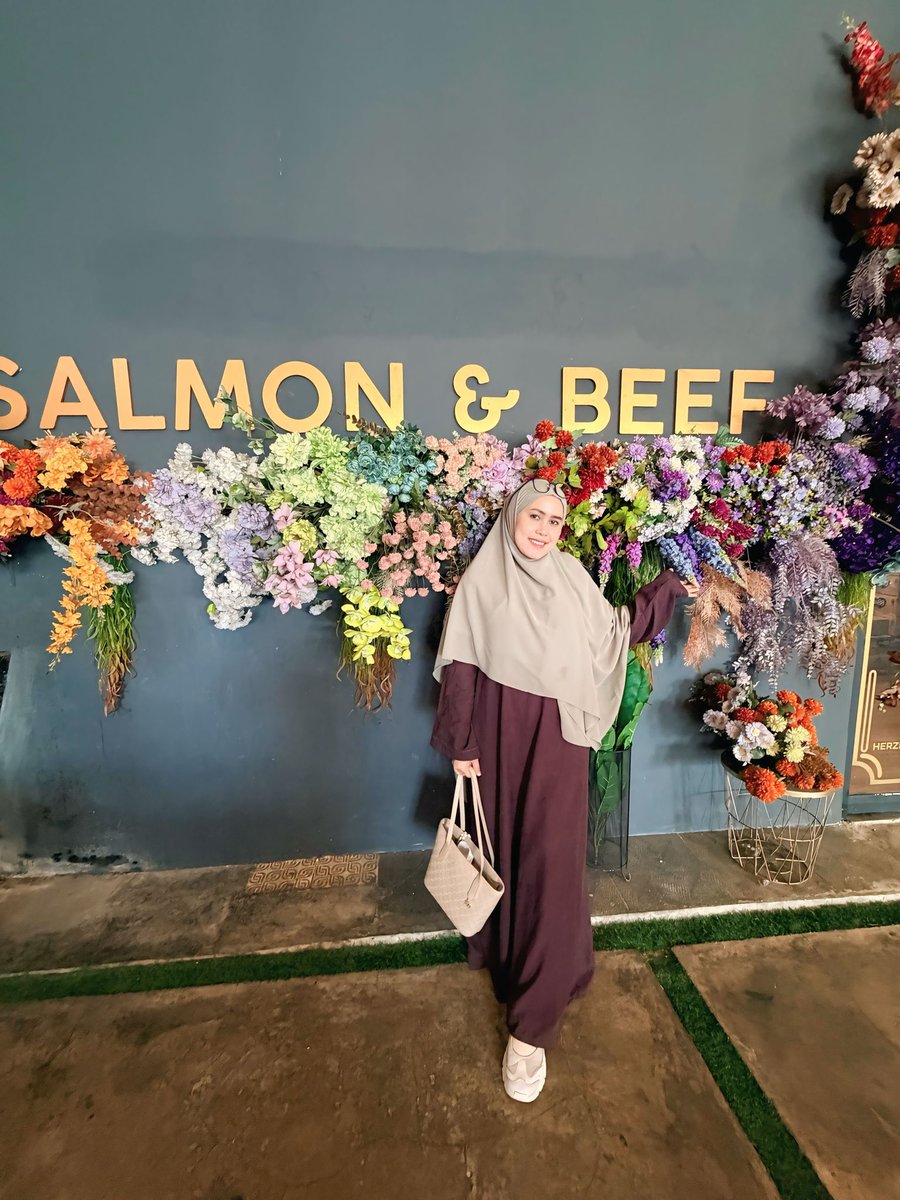 KumalaFe's tweet photo. umur segini males sudah klarifikasi, klo menurutmu aku kayak ustadzah ya udah terima kasih para hadirin yang di muliakan Allah https://t.co/kQyG6gKOVa