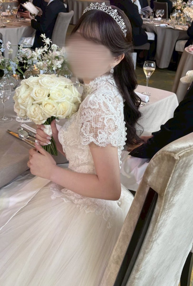 _avochan's tweet photo. ウェディングドレスはハツコエンドウのMaya🦢
繊細なレースにくるみボタン、ボリュームのあるふわふわなスカートがクラシカルで可愛かった🫰🏻🤍
挙式はリボンボンネ、披露宴はティアラ＆ハーフツインにスタイルチェンジ🎀 https://t.co/u5hsaG4mGt
