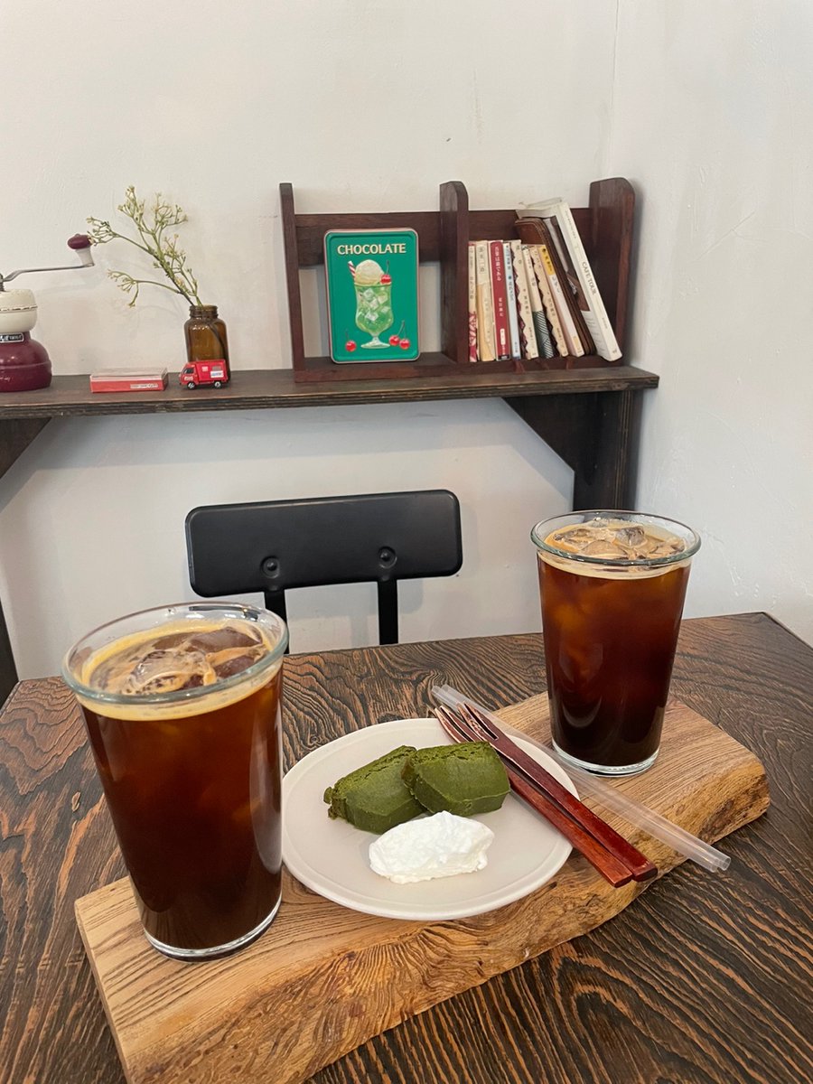 hyeon00yy's tweet photo. 대전 왔으면 빵도 사고 맛집도 갔다가 카페에서 좀 쉬어야겠죠?
인스타 커피계정으로 2천명 이상 찍었던 브레드씨가 대전카페 추천해드립니다!
별로인 카페는 자체 필터링 완료했습니다. 
대전 분들 커피 맛있는 카페 추천 해주세요~
(⭐️표시는 또 갔거나 갈 것 같은 카페)

📍둔산/탄방

📌오디너리 프로젝트 카페 ⭐️
나만 알고 싶은 비밀 카페인데.. 공간이 진짜 미치도록 아름다움
첫번째 사진인데 통창이라 계절의 변화를 느낄 수 있음
커피도 물론 맛있고 가구쇼룸겸 카페라 의자, 책상 하나하나 너무 예쁨
대전 롯백 성심당 근처라서 걸어갈 수 있음

📌홍익커피바 ⭐️
여기 분위기 진짜 댕미쳤음
분위기에 취하고 싶은 사람들 꼭 방문해보시길
맛있는 원두와 디저트는 덤 

📌 파사드 하우스
주택개조 카페인데 공간도 재미있고 커피도 맛있어서 무난무난한 카페

📌 7로파이 ⭐️
작은 카페인데 커피가 맛있고 분위기도 엄청 좋음
남선공원쪽 카페 추천

📌 컨사이스
공간이 엄청 예쁜데 좌석이 많진 않음
통창이라서 밖에 구경하기 좋은카페
의자가 엄청 편했음

📌 슬리피타운
통창뷰가 너무 예쁨
신기한 음료들도 있었고 커피맛도 괜찮음

📌 홀리크로스
대전사람이라면 무조건 아는 카페인데 음료가 특색이 있기보다는 공간이 예쁨

📌 히치카페
커피는 쏘쏘 이지만 일본식 디저트가 맛있었음
일본 갬성 느낄 수 있는카페

📌 톨드어스토리 (방문예정) ⭐️
영업시간 맞추기가 힘들어 아직 가보진 못했지만 엄청 유명한 로스터리카페임
집에서 내려먹은 원두를 떠올리면 매장 커피맛은 안먹어봐도 맛있음

📍중앙로/은행동/동구 (성심당 근처)

📌올드하우스 ⭐️
카페에서 내려다보는 경치가 너무 예쁘고 시즌마다 나오는 과일 디저트가 맛있음
성심당 갔다가 힘들때 쉬기 좋음

📌인히얼
커피는 정말 맛있는데 성심당 바로근처라 사람이 너무 많아서 좀 북적임 ㅜㅜ
리뷰쓰면 드립백 줘서 너무 좋았음 ㅎㅎ

📌사무실카페 ⭐️
공간도 예쁘고 커피랑 디저트도 맛있었음!
몇달전에 웨이팅 있어서 다른 카페 갔었던.. ㅜㅜ

📌스타벅스 대전 용운점  
알려지면 안되는 스타벅스 ㅜㅜ
스타벅스 대전 오노마호텔이랑 대전 TOP2 스타벅스다.
이렇게 예쁜 스타벅스는 전국에서도 손가락 안에 들어갈 것 같음
숲속뷰 스타벅스 방문 강추

📌쌍리 (방문예정)
아직 가보지 못했지만 브레드씨의 서칭결과 커피가 아주 맛있을 것 같음

📍중구

📌 팍스
커피도 맛있고 층고가 아주 높아 공간이 신기했던 기억이 남아있음

📍유성

📌 스타벅스 오노마호텔 ⭐️
진짜 여기는 꼭 가봐야한다.
호텔라운지에서 먹는 듯한 스벅커피!
진짜 경치가 미쳤음
아경보러 꼭 가세요

📌 코너스톤 H ⭐️
가격대가 있는 카페인데 맛있는 커피한잔과 크림브륄레를 먹을 수 있음
카페도 엄청 예쁨

📌 소수
카이스트 근처에 있는 티카페인데 간단하게 티마시면서 이야기 하기 좋음
티 맛있음

📌 리풀
충남대 근처인데 공간을 동화속 집처럼 꾸며놓음
데이트하기 좋은 카페

📌 은구비커피로스터스 ⭐️
공주에 있는 은구비 커피를 방문했었는데 커피 진짜 댕맛있음!!!
커피러버들 모여랏!!!

📍서구/도안동

📌 까사드 카페
카페 예쁘고 커피도 맛있음
야외 테이블이 있어 지금 같은 날씨에 좋을 것 같음

📌 곰에스프레소 본점 (방문예정)
사람이 많아서 아직 못가봤는데 평균이상 커피맛을 보여줄 것 이라 생각하는 카페

📌 향옥찻집
할매입맛인 사람들모여~~ 
디저트랑 음료 모두 할매입맛을 위해 모아놓은 카페 ㅋㅋㅋㅋ
가끔 가면 맛있게 먹습니다

📌 브루힐 ⭐️
커피도 맛있고 공간도 예쁨!
나만 알고싶은 동네카페

📌 투데이엣 ⭐️
드립커피를 시켰던 것 같은데 탄산수를 내어주는 근본 로스터리카페
커피맛 완전 보장!

📌 뉴턴
평일 오전에 혼자와서 책읽고 싶어지는 카페

📌 목수정 서쪽 ( (원래 있었는데 사라짐 ㅜㅜ 본점으로 가세요)
공간이 정말 예뻤고 치즈한모 디저트가 정말 맛있었던 카페다!