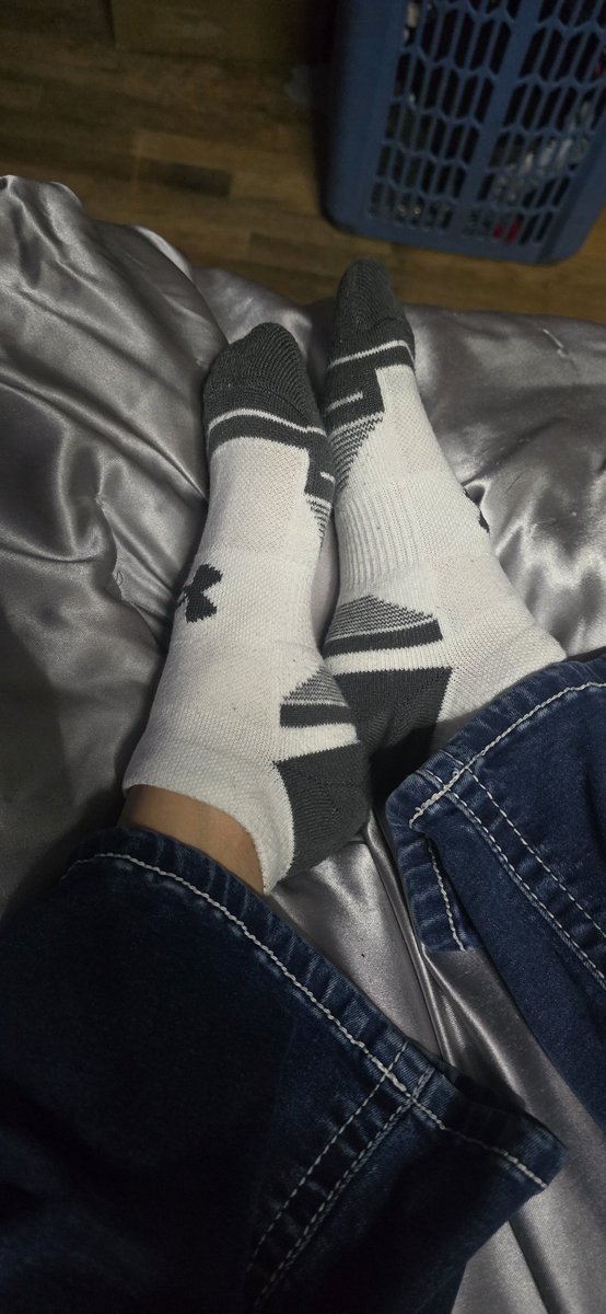 Wantsocks2024's tweet photo. Wearing these for my 🧦🐷, least I could do since he keeps buying me new stuff ☺️☺️☺️
#underarmoursocks #anklesocks #sockpig #sockssold #socksandjeans https://t.co/28fIZpRGi5