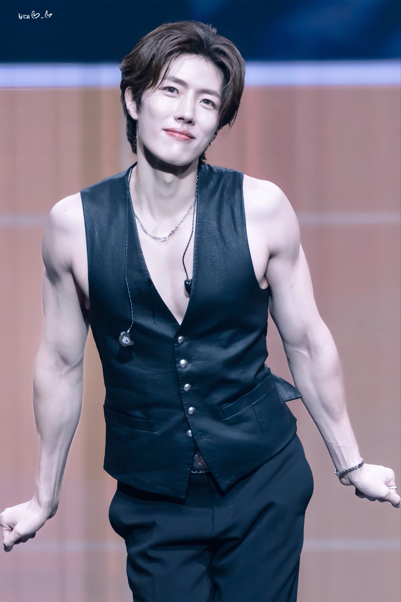 withhyunin's tweet photo. 2026 INFINITE FAN MEETING [무한대집회Ⅴ] 6.9.2026 Macau

오빠 왜 농구공 두 개 품에 안고 애교 부려요? 🏀🏀🤣ㅋㅋㅋ

#인피니트 #INFINITE
#무한대집회5 #이성열 #LeeSungYeol https://t.co/ZskL1B7vKq