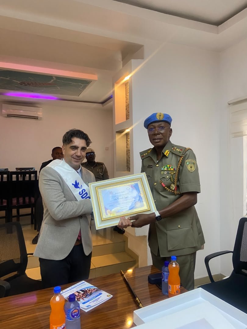 _PeaceCorpsNG's tweet photo. The Peace Corps of Nigeria presented an award to Mr. Emrah Ilgen, President of UFUK Dialogue Foundation, in recognition of his outstanding commitment to peace advocacy, dialogue and national unity.

#PeaceCorpsNigeria #PeaceAdvocacy #UFUKDialogue #PeaceBuilding https://t.co/LpwBAfsRP6