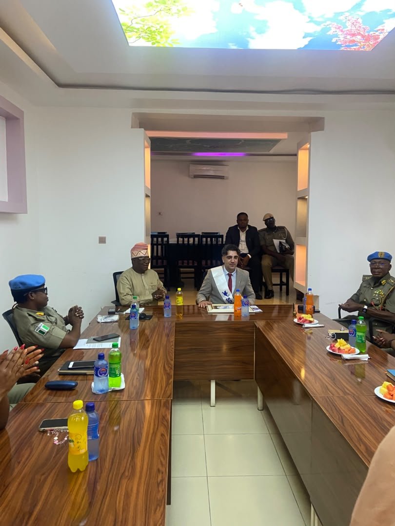 _PeaceCorpsNG's tweet photo. The Peace Corps of Nigeria presented an award to Mr. Emrah Ilgen, President of UFUK Dialogue Foundation, in recognition of his outstanding commitment to peace advocacy, dialogue and national unity.

#PeaceCorpsNigeria #PeaceAdvocacy #UFUKDialogue #PeaceBuilding https://t.co/LpwBAfsRP6