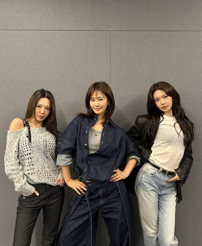 SoshiSpotify's tweet photo. After almost 7 months, HyoRiSoo debut project comes to an end. ❤️

Girls’ Generation-HRS originally started as “SHY” over a decade ago. Thanks to the ‘Fake Hyoyeon’ Youtube show, they officially became HyoRiSoo &amp; made their debut.

Thank you for this legendary journey HyoRiSoo! https://t.co/C6XcLMbN50