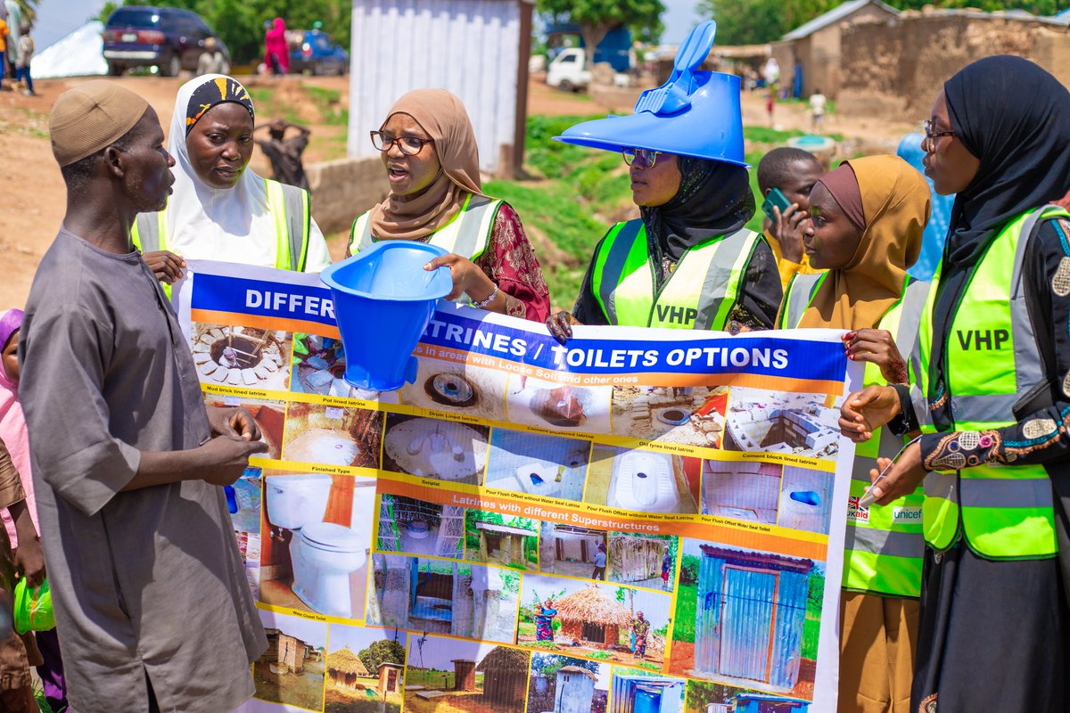 UNICEF_Nigeria's tweet photo. How far can you go to reach your goal? The WASH team in Ningi LGA, Bauchi, is bringing the vibes to the streets! 
With support from @lixil_official, the team is taking sanitation marketing to communities through dance, and sharing information about affordable toilet options. https://t.co/HdF5WEgTqQ