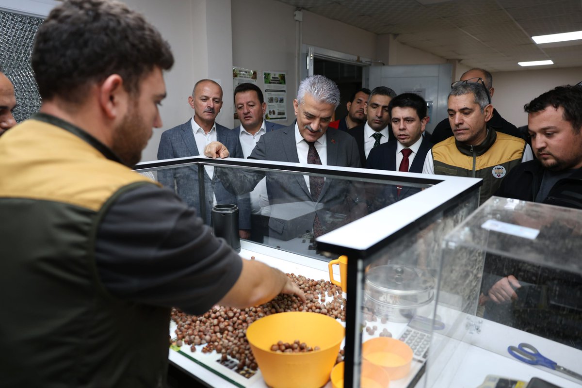 duzce_valiligi's tweet photo. 📍 Çilimli - Topçular

Valimiz Sayın Mehmet Makas (@makasmehmet34), Toprak Mahsulleri Ofisi (TMO) Ürün Alım Merkezi’ni ziyaret etti.

Çilimli Kaymakamı Ahmet Ali Altıntaş, İl Tarım ve Orman Müdürü Esra Uzun ve protokol üyelerinin de katılım sağladığı ziyarette çiftçiler ve personellerle hasbihal eden Sayın Valimiz, yürütülen çalışmalar hakkında bilgi alarak üreticilerimize bereketli ve kazançlı bir hasat dönemi temennisinde bulundu.