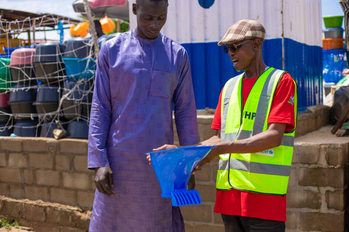 UNICEF_Nigeria's tweet photo. How far can you go to reach your goal? The WASH team in Ningi LGA, Bauchi, is bringing the vibes to the streets! 
With support from @lixil_official, the team is taking sanitation marketing to communities through dance, and sharing information about affordable toilet options. https://t.co/HdF5WEgTqQ
