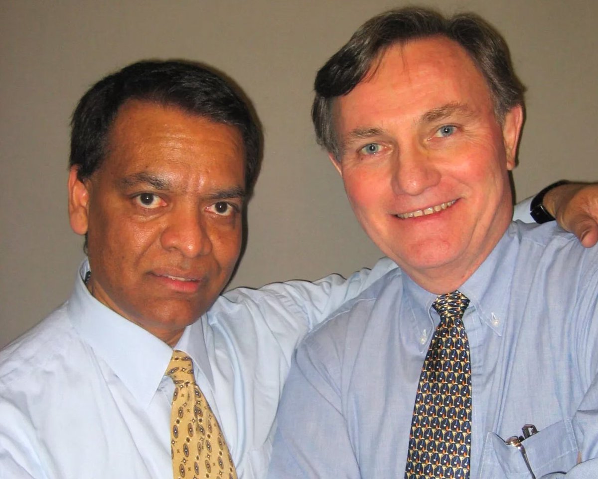 justicierope's tweet photo. 🇺🇸 | El 11 de septiembre de 2001, Stanley Praimnath, un ejecutivo guyanés de Fuji Bank, trabajaba en el piso 81 de la Torre Sur del World Trade Center. Tres pisos más arriba, en el 84, Brian Clark, un ejecutivo de Euro Brokers y voluntario de seguridad contra incendios, estaba en su oficina. No se conocían. Ambos estaban dentro de la zona que atravesaría el vuelo 175 de United Airlines.

Poco después de las 8:46, Praimnath vio bolas de fuego caer desde la Torre Norte. Pensando que algo grave había ocurrido, decidió evacuar la Torre Sur junto a varios compañeros. Bajó en ascensor hasta el lobby junto a ellos. Cuando estaban a punto de salir, un guardia de seguridad los detuvo y les dijo que la Torre Sur estaba segura y que regresaran a sus oficinas. Praimnath volvió a subir en ascensor hasta el piso 81. Allí, mientras hablaba por teléfono con una mujer de Chicago que también le decía que saliera, miró hacia la Estatua de la Libertad. Entonces vio un enorme avión gris acercándose directamente hacia él. Años después describiría aquella escena así: «Estaba a la altura de mis ojos. Era como si hubiera contacto visual». Alcanzó a distinguir la «U» de United en la cola. Praimnath soltó el teléfono y se lanzó debajo de su escritorio. El vuelo 175 atravesó la Torre Sur entre los pisos 77 y 85. La punta del ala llegó hasta la zona del piso 81 y el impacto destrozó la oficina de Praimnath, dejándolo atrapado bajo los escombros.

Tres pisos más arriba, el impacto también había destrozado la oficina de Clark. Cuando pudo levantarse, tomó la linterna que llevaba como voluntario de seguridad contra incendios y comenzó a bajar por la escalera A junto a seis compañeros. Al llegar al piso 81, se encontraron con una mujer que venía subiendo. Les advirtió que había demasiado humo y fuego en los pisos inferiores y que debían seguir subiendo para alejarse de las llamas. El grupo comenzó a debatir qué hacer. Clark escuchó entonces golpes y una voz que pedía ayuda dentro del piso 81. Agarró a su compañero Ron DiFrancesco y ambos entraron en el piso oscuro. Mientras se internaban entre los escombros, Clark vio que sus compañeros comenzaban a subir por la escalera. Ron avanzó con él durante unos instantes, pero el humo terminó obligándolo a regresar a la escalera. Clark continuó solo en busca de la voz. No había electricidad y el humo llenaba el lugar. La luz de su linterna avanzó entre los escombros hasta encontrar a un hombre atrapado.

Era Praimnath. Había conseguido arrastrarse por el piso destruido, pero un muro de yeso le impedía llegar hasta la escalera. Clark le pidió que golpeara la pared para saber dónde estaba. Luego encontró un escritorio volcado, se subió encima y le pidió a Praimnath que trepara por encima de la pared. Praimnath saltó. Clark consiguió sujetarlo y tiró de él hasta sacarlo. Los dos cayeron juntos entre los escombros. Praimnath abrazó al hombre que acababa de salvarle la vida y lo besó en la mejilla. Entonces se presentaron. «Soy Brian». «Soy Stanley. Seremos hermanos de por vida». Clark le contó que siempre había querido tener un hermano. En ese momento se fijó en que ambos tenían heridas en las manos. Clark juntó sus manos heridas y dijo: «De hecho, seremos hermanos de sangre». Después puso un brazo alrededor de los hombros de Praimnath y le dijo: «Vamos, amigo. Vámonos a casa».

Y comenzaron a bajar por la escalera A. El camino estaba oscuro, lleno de humo, agua y escombros. Clark avanzaba con su pequeña linterna mientras Praimnath, herido y cubierto de polvo, descendía piso tras piso. En algunos niveles podían ver las llamas al otro lado de las paredes. Bajaron unos 1.620 escalones hasta llegar al vestíbulo y finalmente salir del edificio. Cuando alcanzaron el exterior, faltaban apenas unos minutos para que la Torre Sur colapsara.

Stanley Praimnath y Brian Clark habían llegado aquella mañana al World Trade Center como dos desconocidos. El 11 de septiembre los convirtió en hermanos de sangre. Después de salir de la zona del World Trade Center, ambos se refugiaron durante unos 45 minutos en un edificio de Broadway. Allí tuvieron tiempo de conocerse un poco mejor. Praimnath le entregó a Clark una tarjeta de presentación. Clark la guardó en el bolsillo.

Después salieron nuevamente a la calle y, en medio de la multitud, se separaron. Clark buscó a Stanley, pero no podía encontrarlo. Durante unos instantes llegó a preguntarse si aquel hombre al que acababa de conocer había sido real. Entonces recordó la tarjeta que llevaba en el bolsillo. La sacó y comprobó que Stanley realmente existía. Con el tiempo volvieron a encontrarse y mantuvieron una amistad que continúa 25 años después. Clark asistió a las bodas de las hijas de Stanley, y los hijos de Stanley llaman a Brian «tío Brian». Siguen considerándose hermanos.

Los compañeros de Clark que habían decidido subir aquella mañana no sobrevivieron al derrumbe de la Torre Sur.

Un año después de los atentados, Brian Clark le entregó a Praimnath la pequeña linterna que había utilizado para encontrarlo entre los escombros. Hoy forma parte de la colección del 9/11 Memorial Museum.