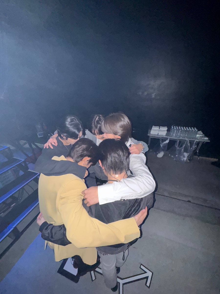 niji_HFU's tweet photo. 조금 먼 미래에도 이렇게 다섯 명이었으면 좋겠다 https://t.co/sqzLQJ5mK2