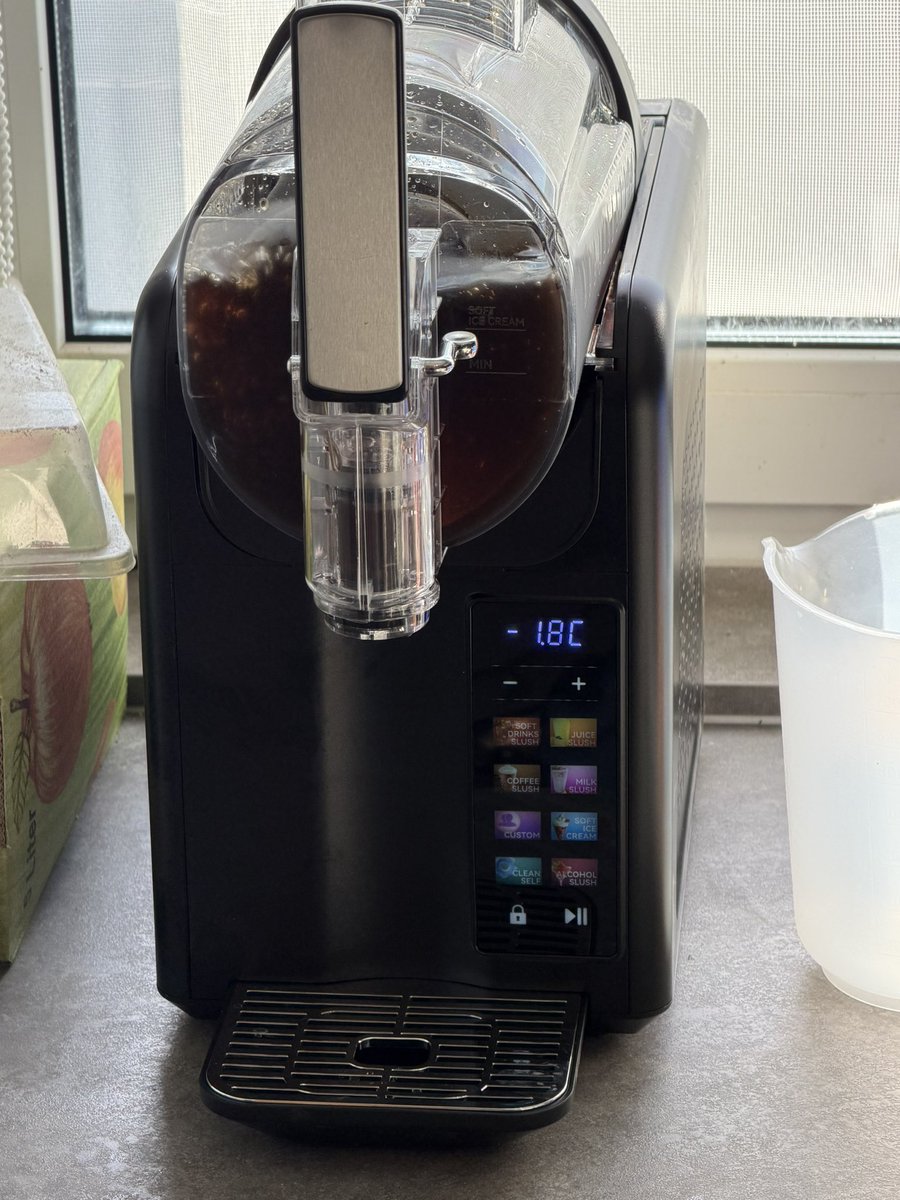 Thaneas3's tweet photo. An Week ago i got an Slushy Maker, here in Germany its not so common so yes last week i had my frist slushy ever.
I made a Coke slush first!
(The one for drinking and not for sniffing)
#slushy https://t.co/2keSJAvzkn