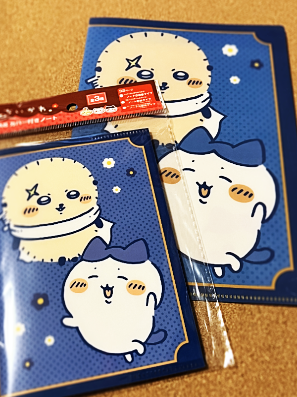 adari_absence's tweet photo. マイファーストちいかわグッズ…！（100均）
ついに手を出してしまいましたね…
くりまんじゅうさんのグッズは無かった

まだ2巻までしか読んでないのだけど、ハチワレちゃんとってもいいですね、グッとくる場面が多い https://t.co/wUTpotxmgl