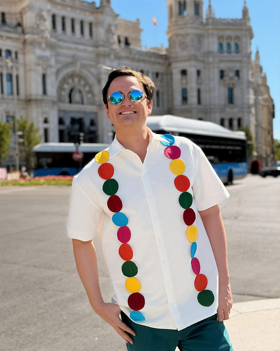 fedeariasp's tweet photo. ¿Cómo es vestir una camisa única en el mundo diseñada y confeccionada por @agatharuizdlprada y @javiercarreracosta ⭐️ ¡Un sueño! Enhorabuena amigos, pedazo desfile. ¡Quiero todos los modelitos! 🤭❤️💙
👟 Deportivas Fede: @gambiteras_shoes 
👕 Camisa Bj: @yiume_official 
📍 Galería de Cristal, Ayuntamiento de Madrid
#agatharuizdelaprada #desfile #madrid #mercedesbenz #moda