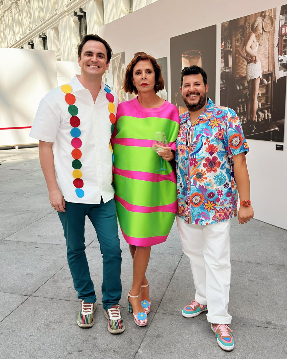 fedeariasp's tweet photo. ¿Cómo es vestir una camisa única en el mundo diseñada y confeccionada por @agatharuizdlprada y @javiercarreracosta ⭐️ ¡Un sueño! Enhorabuena amigos, pedazo desfile. ¡Quiero todos los modelitos! 🤭❤️💙
👟 Deportivas Fede: @gambiteras_shoes 
👕 Camisa Bj: @yiume_official 
📍 Galería de Cristal, Ayuntamiento de Madrid
#agatharuizdelaprada #desfile #madrid #mercedesbenz #moda