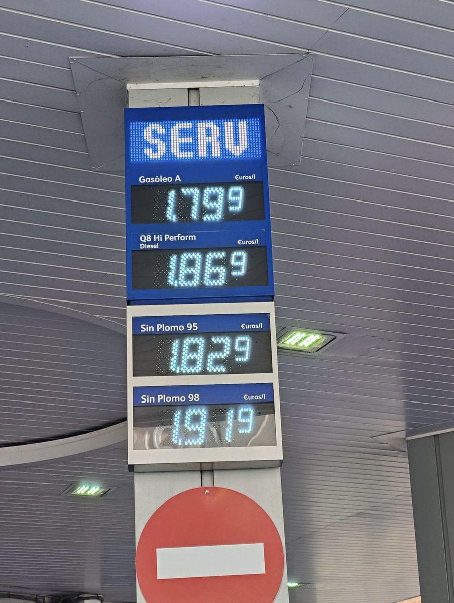 ashbielpink's tweet photo. Nosotros nos quejamos en Puerto Rico y en España está a 1.79  euros el litro 😱 https://t.co/ilxhaqGU5t