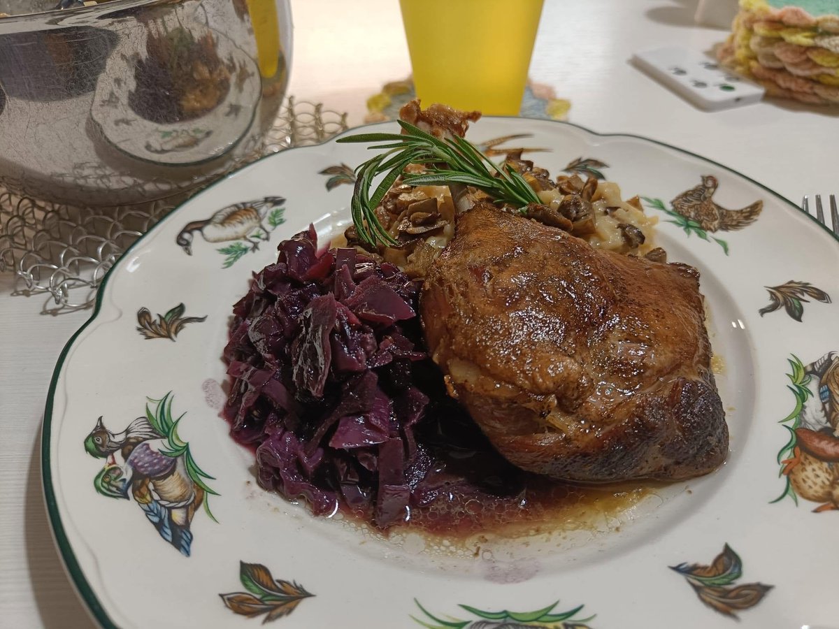 HilpoJuhana's tweet photo. Dinner

Duck confit with porcini risotto and braised red cabbage.

Confit: 68 °C / 154 °F in a sous vide for 24 hours.
Seasonings: salt, pepper and five-spice powder.
1/9
#confit #risotto #duck #porcini #cepes #redcabbage  #internationalcuisine #handmade #fromscratch https://t.co/kc07GTozY7