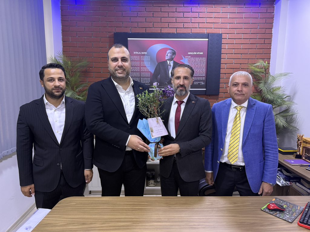 dvrnyalcinkaya's tweet photo. Dr. Lütfü Kırdar İlkokulumuzu ziyaret ederek Okul Müdürümüz Sn. Aydın Turgut ve kıymetli öğretmenlerimizle bir araya geldik.

Yeni eğitim öğretim yılının hayırlı olmasını dileyerek, emeklerinin ve geleceğe bıraktıkları izlerin sembolü olarak kendilerine zeytin ağacı hediye ettik.

Tüm öğretmenlerimize ve öğrencilerimize başarılarla dolu bir eğitim yılı diliyorum.

@abdullahozdemir 
@ekavak34 
@abdullah70krmn 
@AkPartiGngren