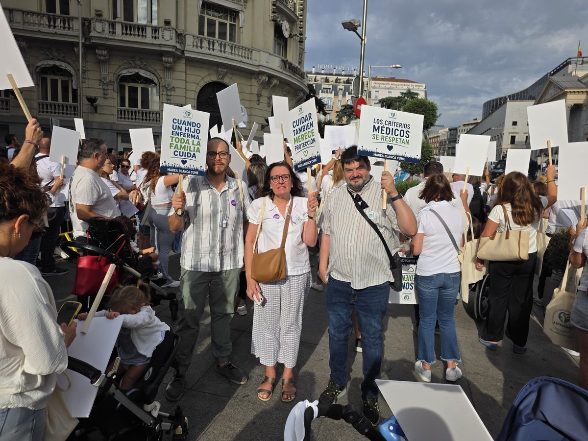 IgualdadUSO's tweet photo. En la concentración de @asfacume, apoyando y reclamando medidas justas en el nuevo RD para evitar recortes encubiertos en la prestación.
Más del 95% de las personas cuidadoras son mujeres y ven cómo sus derechos laborales se reducen 
#CuidarEsTrabajar #DerechosLaborales #USO https://t.co/a1envX50wK
