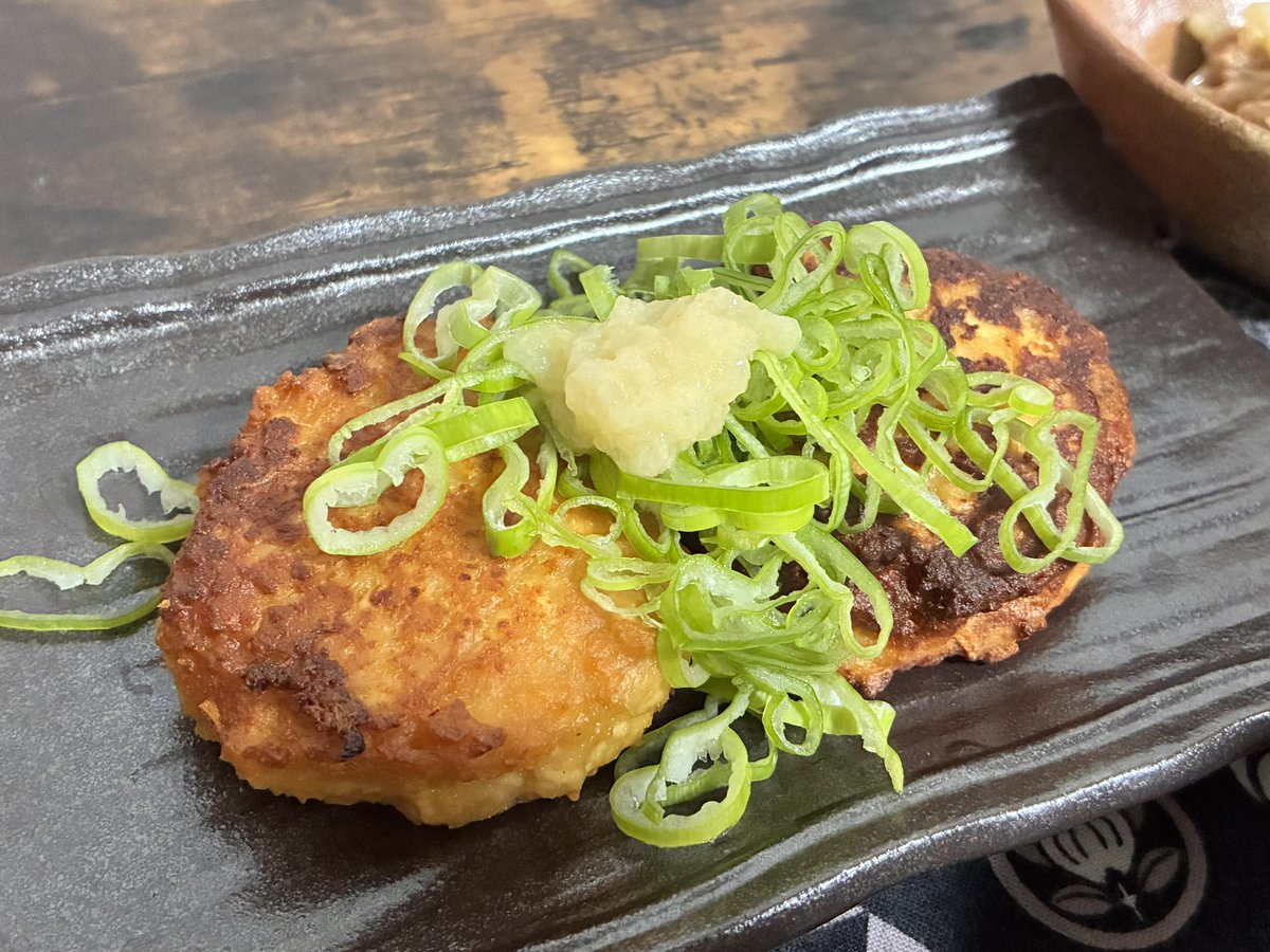 HACHIRO_GVH's tweet photo. YouTubeショートに流れてくるAI動画の中で、唯一心を許している「江戸町人の食事」的な内容の動画でやっていたレシピ

豆腐を味噌と和えて胡麻油で揚げるやつ

今回はレシピ通りやったけど、自己流に調味していけばかなり美味しいものが作れるかもしれない！ https://t.co/fwo1PJVibx