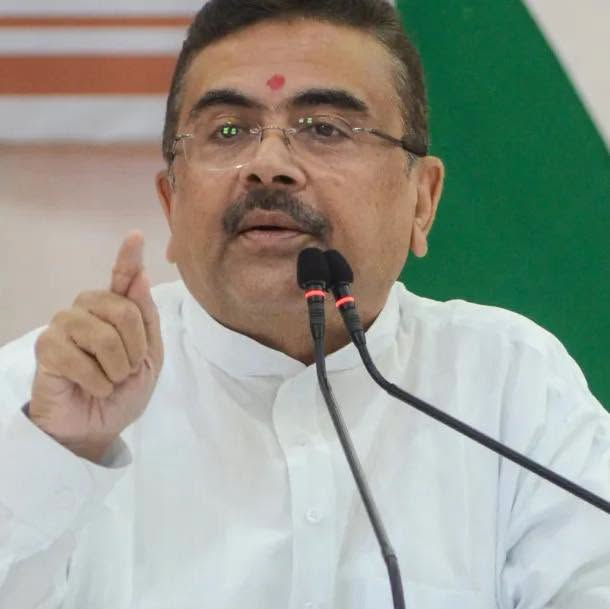 sumit1kalra's tweet photo. ये बंगाल के शुभेंदु अधि��ारी जी हैं। पहले TMC में थे और बाद में भाजपा में आए। इससे पहले कभी भाजपा में नहीं रहे। हाल ही में उन्होंने नंदीग्राम और रेजीनगर के मुस्लिम मतदाताओं को लेकर कहा:

“मुसलमान हमें वोट नहीं देता, इससे मुझे कोई समस्या नहीं है। लेकिन मैं नंदीग्राम और रेजीनगर के मुस्लिम लोगों से कहना चाहता हूँ कि आपको सरकार के साथ रहना है या नहीं? 6 अक्टूबर को आपकी परीक्षा है। हम तो वैसे भी ये दोन���ं सीटें उपचुनाव में जीत ही जाएंगे, लेकिन हम देखेंगे कि आप सरकार के साथ हैं या नहीं। ये आपकी परीक्षा है।”

अब सवाल यह है कि संघ-भाजपा पृष्ठभूमि से आने वाले किसी मुख्यमंत्री में ऐसी वैचारिक स्पष्टता और साफ शब्दों में सीधी बात करने की क्षमता आपने देखी है?

मेरा जवाब है, नहीं।

कड़वा है, लेकिन सच यही है कि कई बार संगठनात्मक पृष्ठभूमि से आने वाले नेता अपनी राजनीतिक भाषा में इतने सतर्क रहते हैं कि अपनी वैचारिक प्राथमिकताएँ खुलकर व्यक्त नहीं कर पाते।

यही वजह है कि भाजपा के कुछ प्रभावशाली मुख्यमंत्री ऐसे भी रहे हैं, जो संघ-भाजपा पृष्ठभूमि से नहीं आए, लेकिन अपनी राजनीतिक प्राथमिकताओं को स्पष्ट शब्दों में रखते हैं।

राजनीति में असहमति हो सकती है, लेकिन अपनी विचारधारा और प्राथमिकताओं को स्पष्ट रूप से सामने रखना भी एक अलग राजनीतिक शैली है।