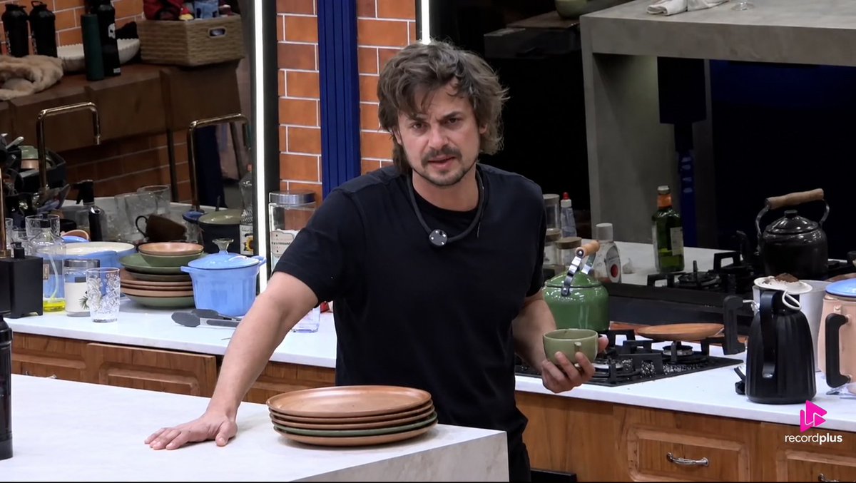 erthalera_'s tweet photo. Bom dia, time!  ☀️🦅

Daniel já acordou e começou o dia preparando o café pra galera. ☕️

E por aí, todo mundo acordado pra acompanhar nosso peão? 👀

🎥 Reprodução: RecordPlus 
#TeamErthal #AFazenda18 https://t.co/IjsQqR7V0g