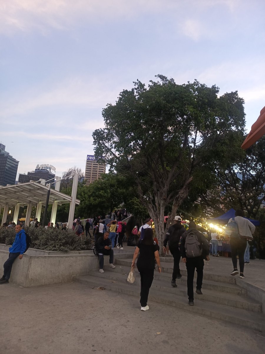 HenSaCA's tweet photo. El que diga que el venezolano es flojo lo invito amablemente a sentarse conmigo en Plaza Venezuela en Caracas, parada donde llegan camionetas de Valles del Tuy, Guarenas y Altos Mirandinos. Ríos y ríos de gente desde las 5am, miles de personas rumbo a su trabajo. Pequeña muestra. https://t.co/4Ep8qvcOnS