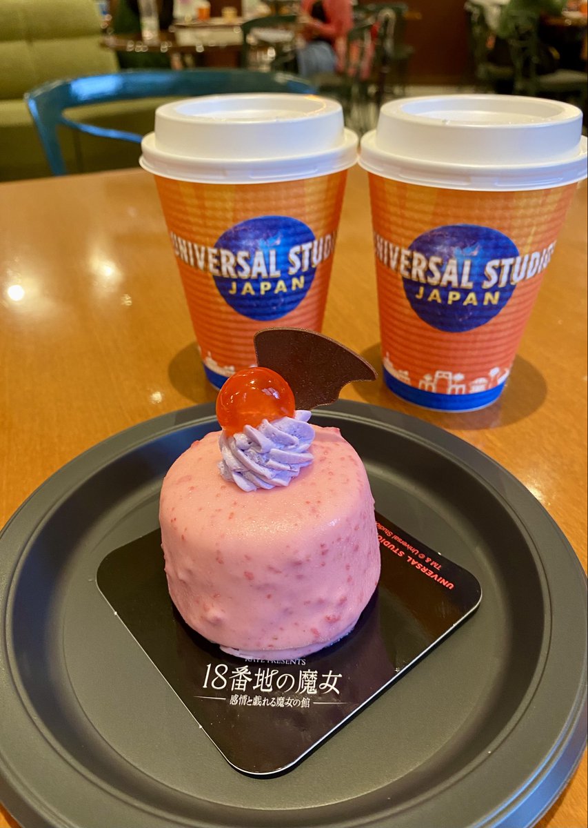 LOVE20070129's tweet photo. 🌎UNIVERSAL STUDIOS JAPAN②🌎

　🎃ハロウィーン・ホラー・ナイト🎃
　　　　9月11日〜11月8日

🍌ミニオン・ハチャメチャ・ミッション
　～大悪党への道～ 
☕️ビバリーヒルズ・ブランジェリー
　🍰 悪魔の快楽 ベリームースケーキ
　☕️カフェラテ
#ユニバ
#ハロウィン https://t.co/1CR9xJhGz3