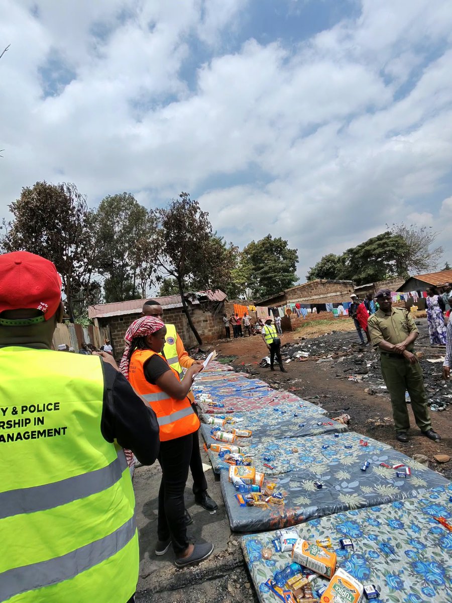 ProjectRiseDB's tweet photo. After a fire destroyed 33 homes in Gachie, #Nairobi, our volunteers came together to provide beds, food, water, clothing and other essentials to help families through the days that followed.
Sometimes, showing up is what matters most. 
@Bohras_EAfrica #DisasterRelief https://t.co/5LW8cl7l4w