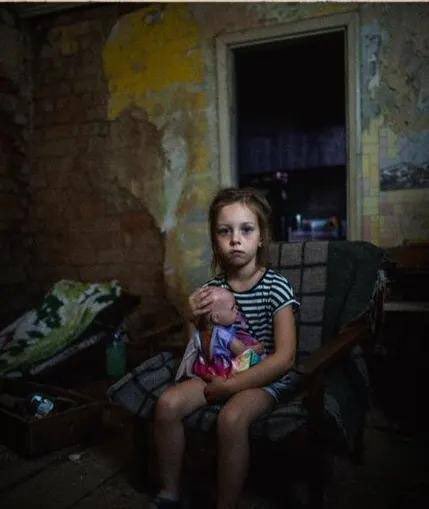 ukrainesinger's tweet photo. In occupied Oleshky, Kherson region, 2,000-4,000 civilians are trapped in a catastrophic siege.
According to Bild, Russian forces block all evacuations &amp; humanitarian aid. Streets are mined, skies filled with drones, and food is running out. ru. uses starvation as weapon #Ukraine https://t.co/QBcvSSIFqw