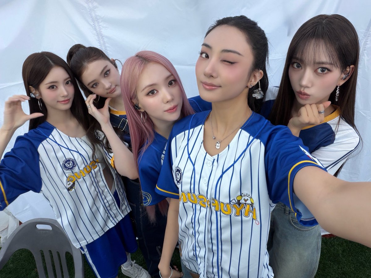 MEOVV_talk's tweet photo. [📸] 260916 #MENOVV

2026 협성대학교 아우라지제 「무제」 💙🤍💛

#MEOVV #미야오
#THEBLACKLABEL #더블랙레이블 https://t.co/fqNHxChNsJ
