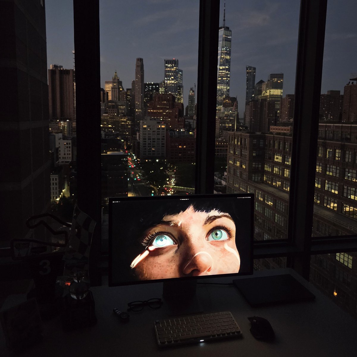 dhh's tweet photo. There's nothing quite like waking up early to the downtown New York skyline. Progress, prosperity, and Linux! https://t.co/vXBTvBkFCf