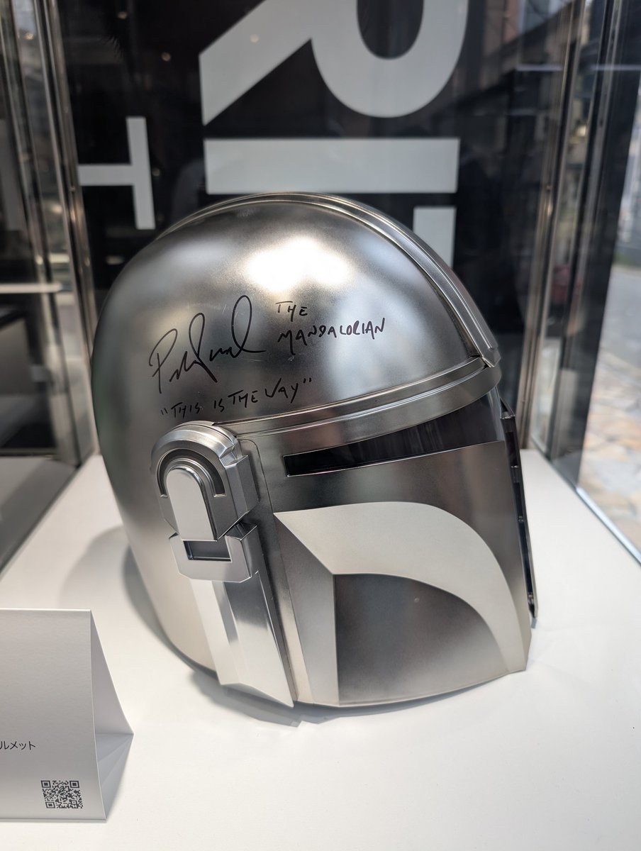 StarWarsRenmei's tweet photo. 9月18日〜原宿にて入場無料で開催の「Heritage Auctions Japan ポップカルチャー・オークション展」に一足先にお邪魔しました

映画からドラマまで、この数のスター・ウォーズの小道具が揃うと圧巻

特にEP5/EP6版と『オビ＝ワン』版のヴェイダーのセーバーは、並べて見ると新発見が

ファン必見！
#PR

一般公開期間：2026年9月18日（金）～10月27日（火）
会場：東京都渋谷区神宮前6-13-3