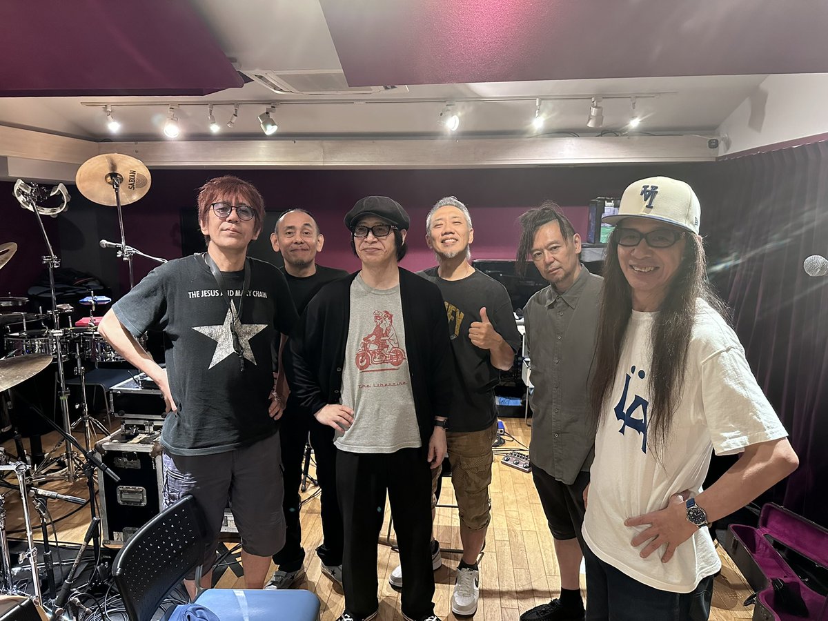 magumi1963's tweet photo. 今日はLä-ppischのリハでした。やっぱりこのメンツで集まると嬉しいね。メニューをざっと通した感じ。後半にやっと調子がでてきてコレだよコレってフィーリングになったよ。跳んだり跳ねたりする訳じゃないけど結構体力は使うかな。本番までは仕上げてきますぜ。大阪だけちょっとチケット���るよ。✌🏻 https://t.co/eJA9f5G5YG