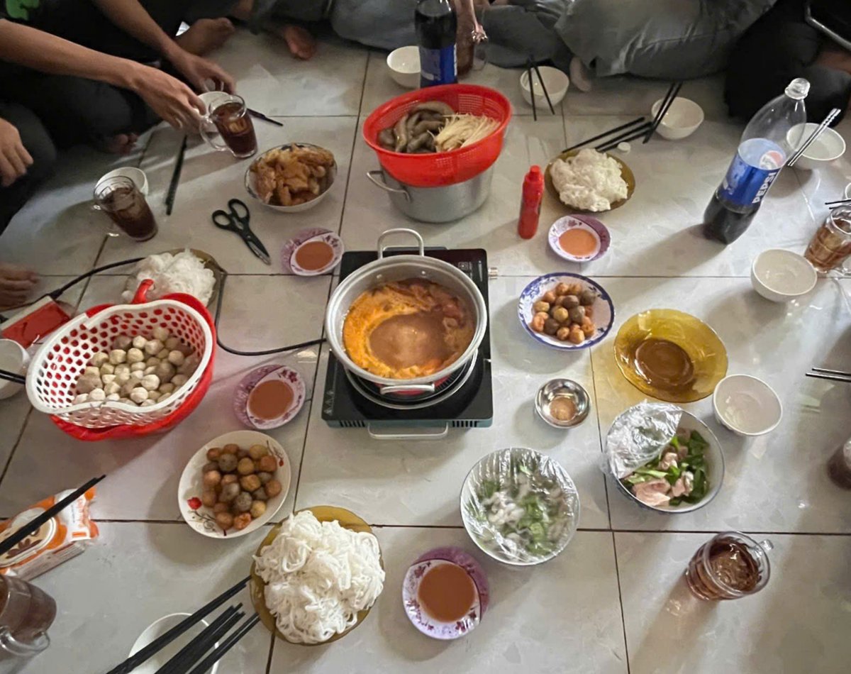 Trailunm65's tweet photo. Hôm nay hứng rủ bn hc về nhà, tự tay mình chọn đồ ăn, tự tay mình nấu và tự mình thấy bt ơn khi mọi người ăn ngon miệng 😋🌹. Tự làm mà dọn thì chung���
Xong tiệc đuối vãi ra còn trong khi nhà chỉ ở 1 mình, có mấy đứa rủ t cọ láp nx🤣(giỡn) https://t.co/O3JbjOOIuz